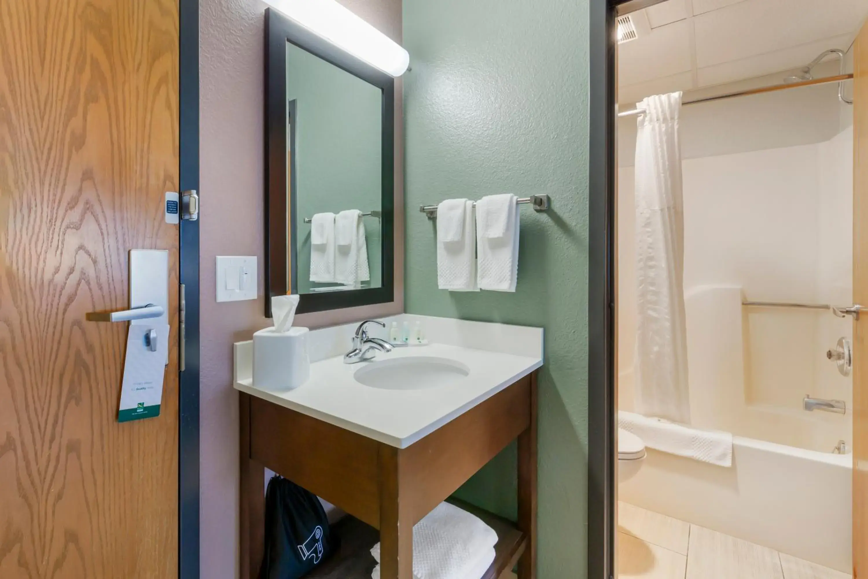 Queen Room with Two Queen Beds - Non-Smoking in Quality Inn Hamilton Bitterroot Valley Queen Room with Two Queen Beds - Non-Smoking in Quality Inn Hamilton Bitterroot Valley