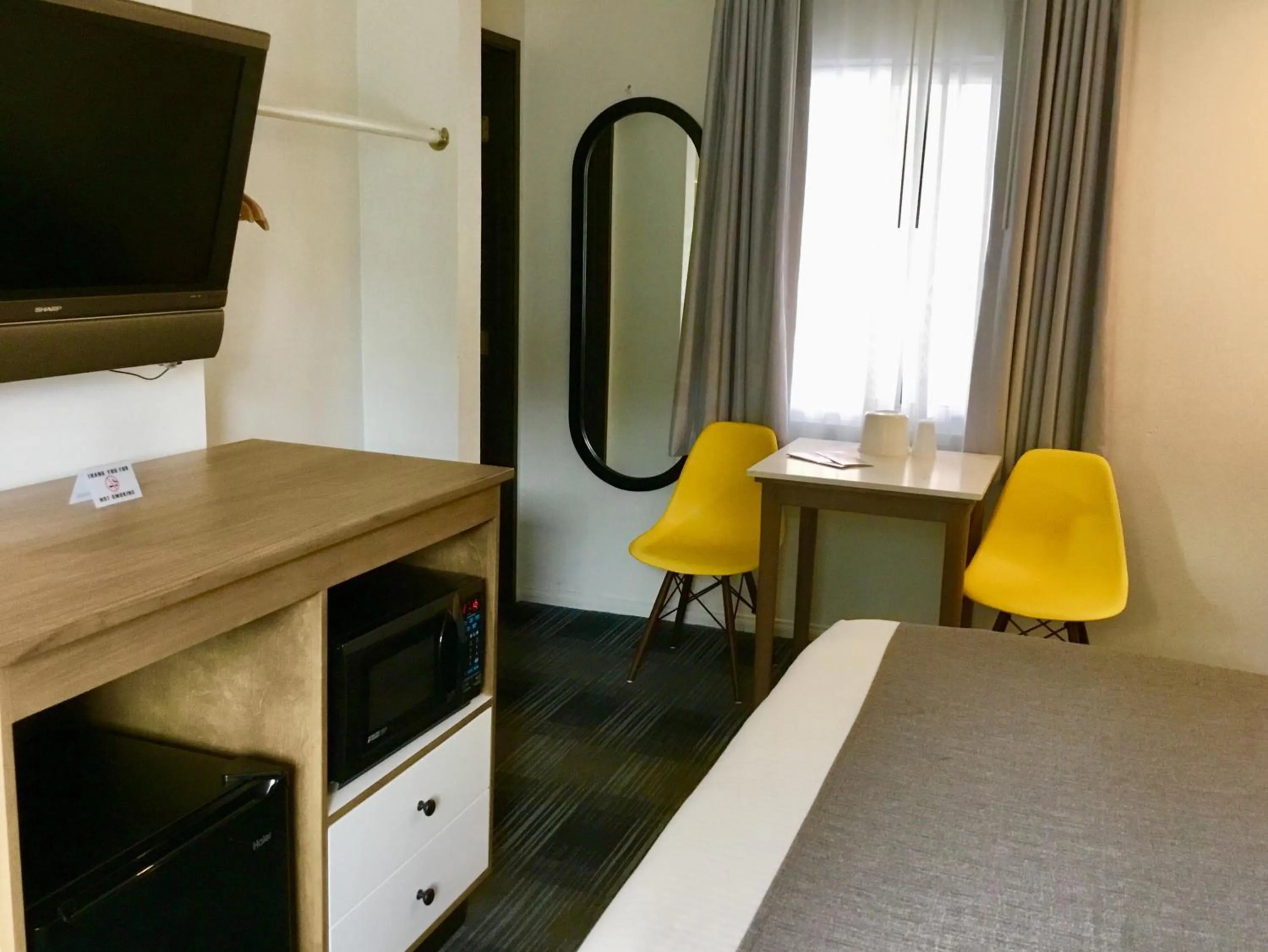 Photo of the whole room in Downtown San Diego Lodge