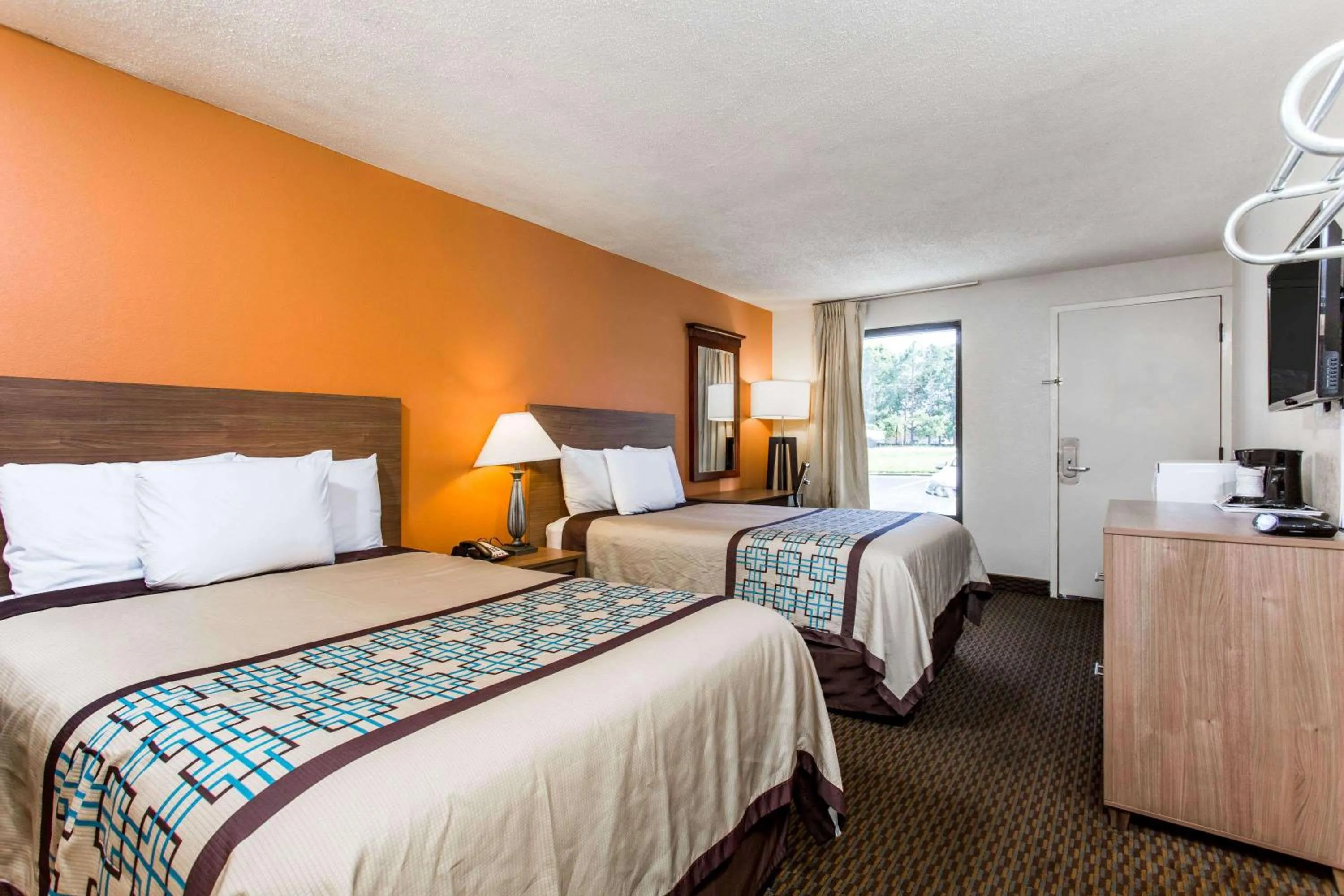 Photo of the whole room, Bed in Days Inn by Wyndham Norfolk Airport