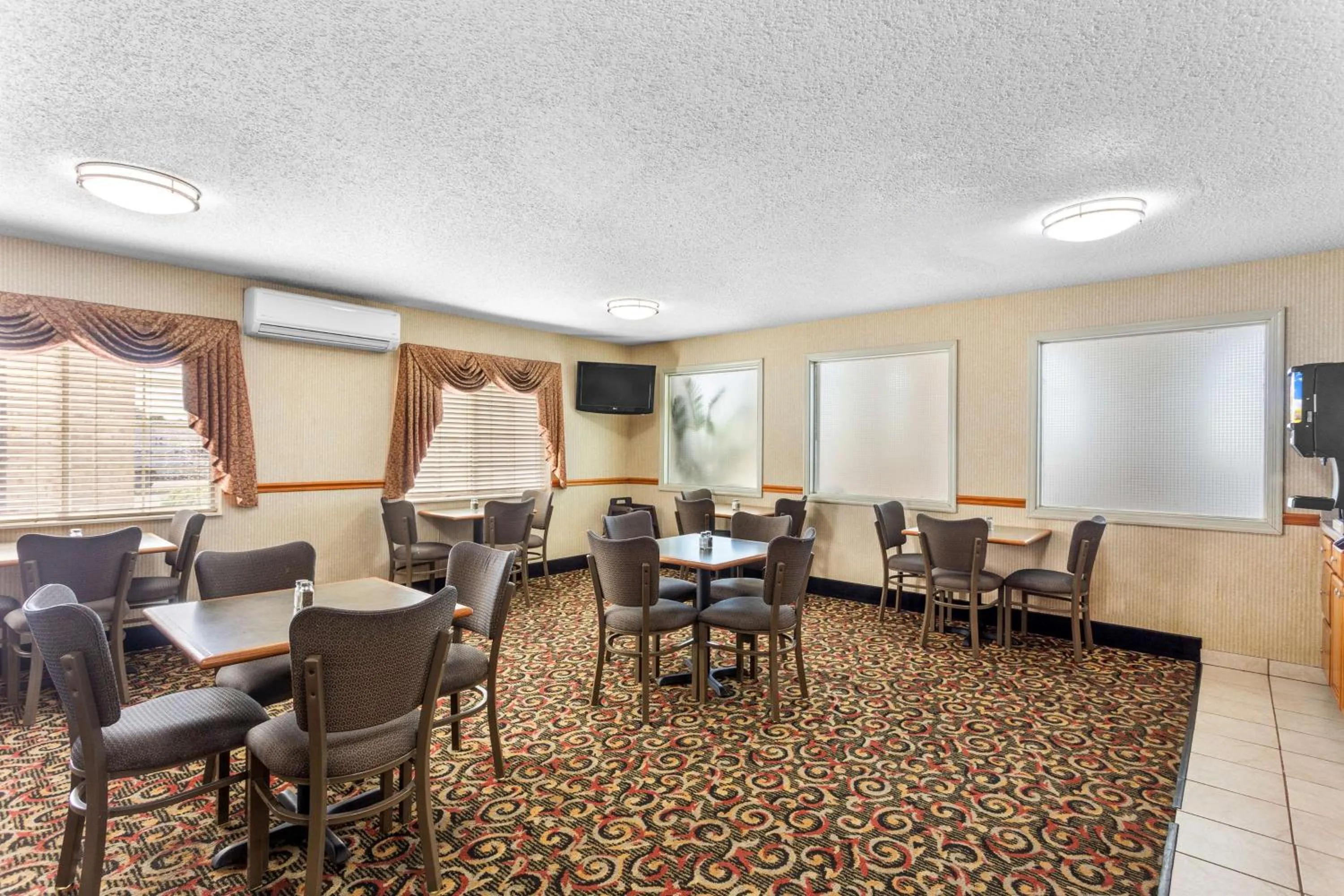 Breakfast in Best Western Oglesby Inn