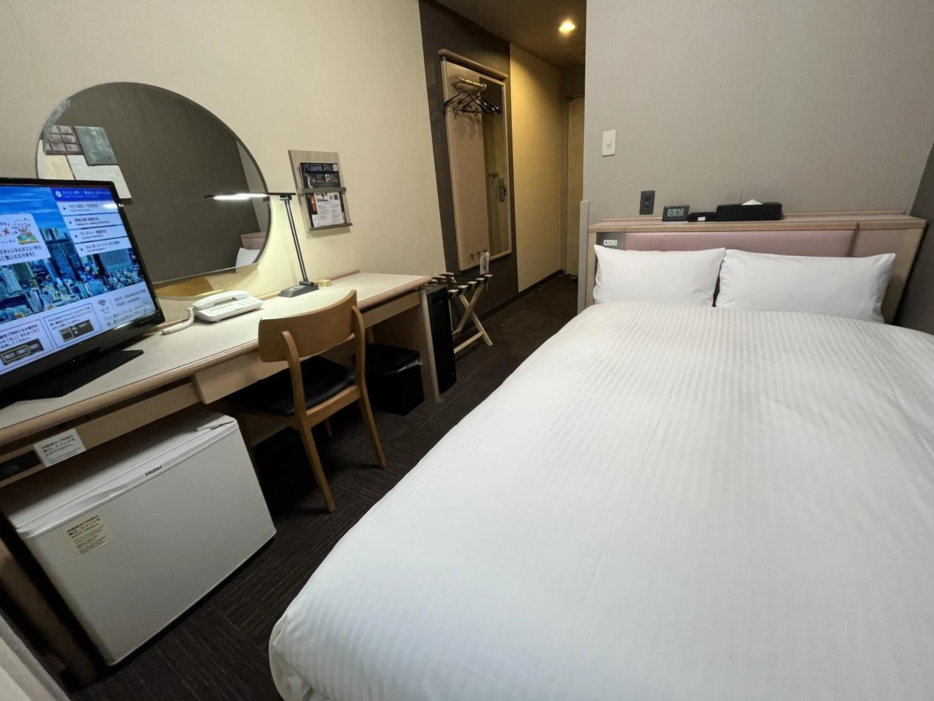 Photo of the whole room, Bed in Hotel Route-Inn Tokyo Ikebukuro