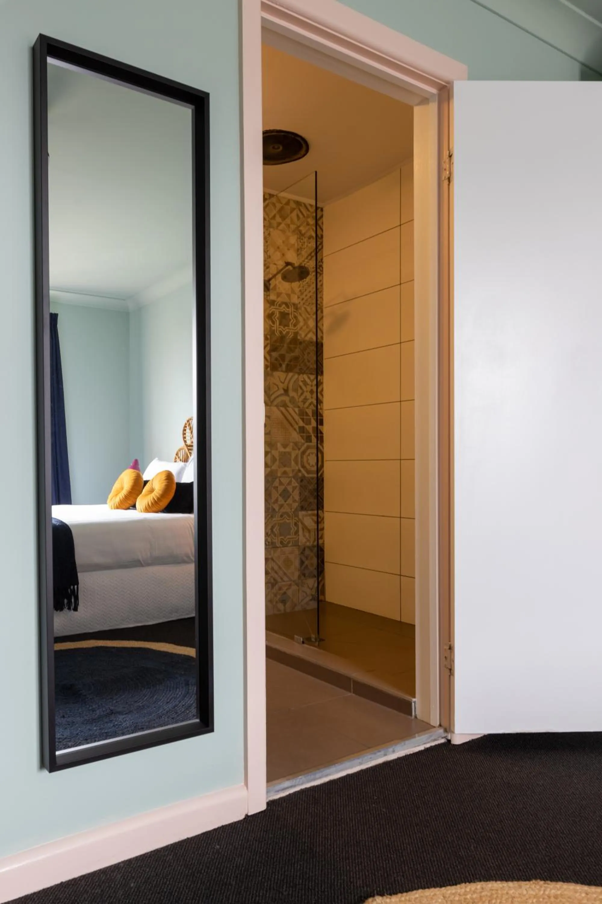 Bathroom, Bed in Roamer St Kilda