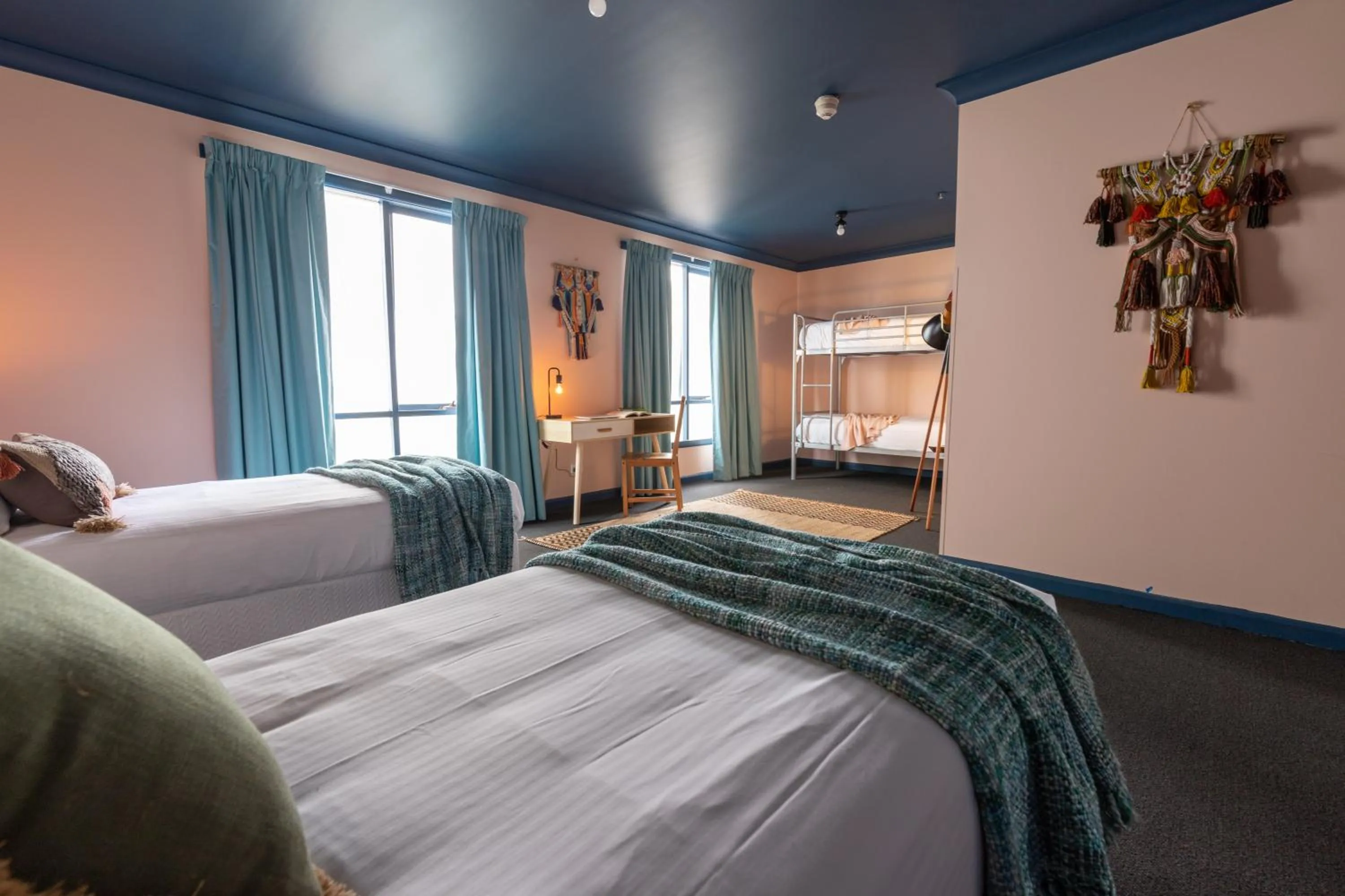 Photo of the whole room, Bed in Roamer St Kilda