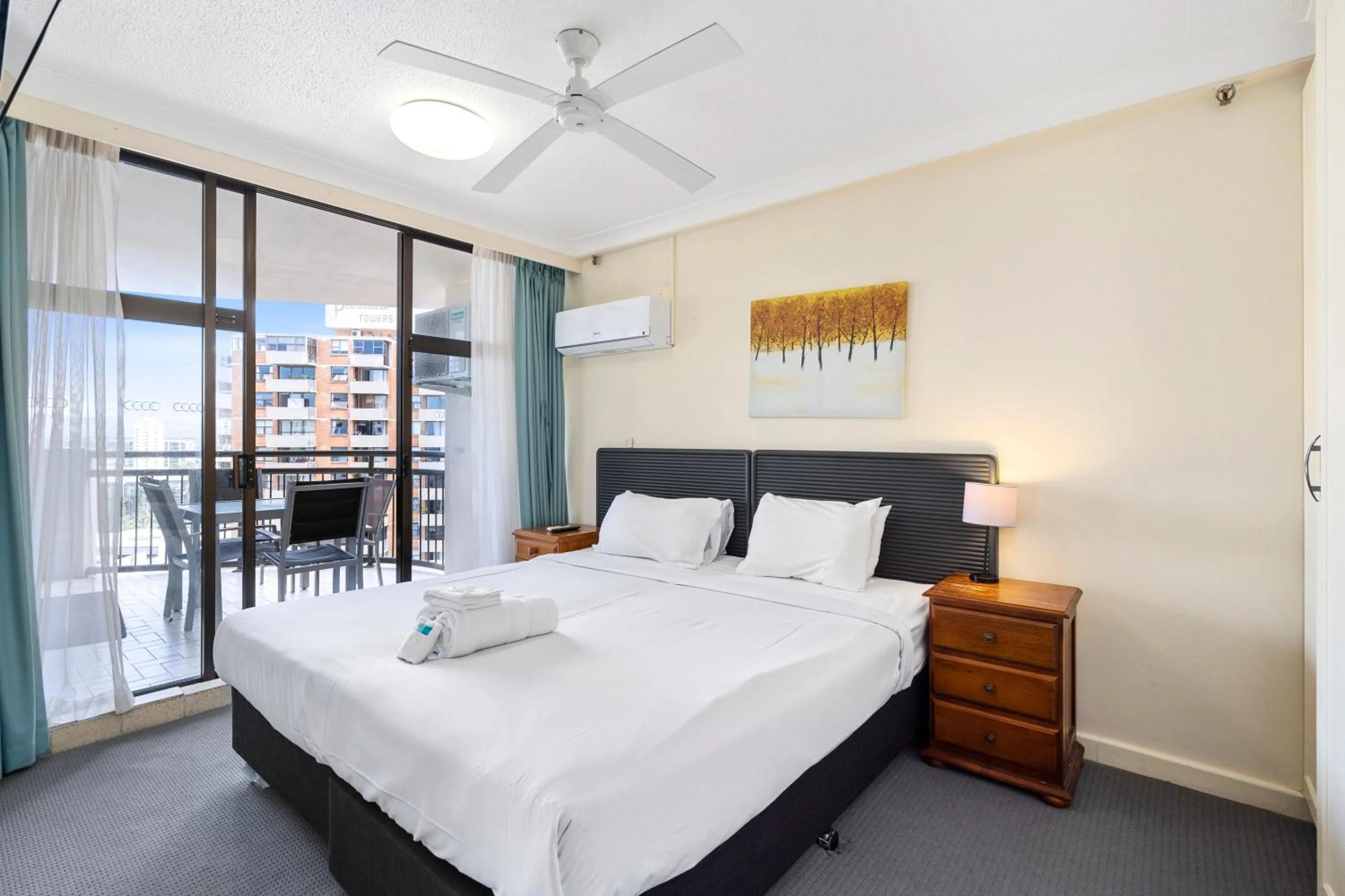 Bedroom, Bed in Beachcomber Resort - Official