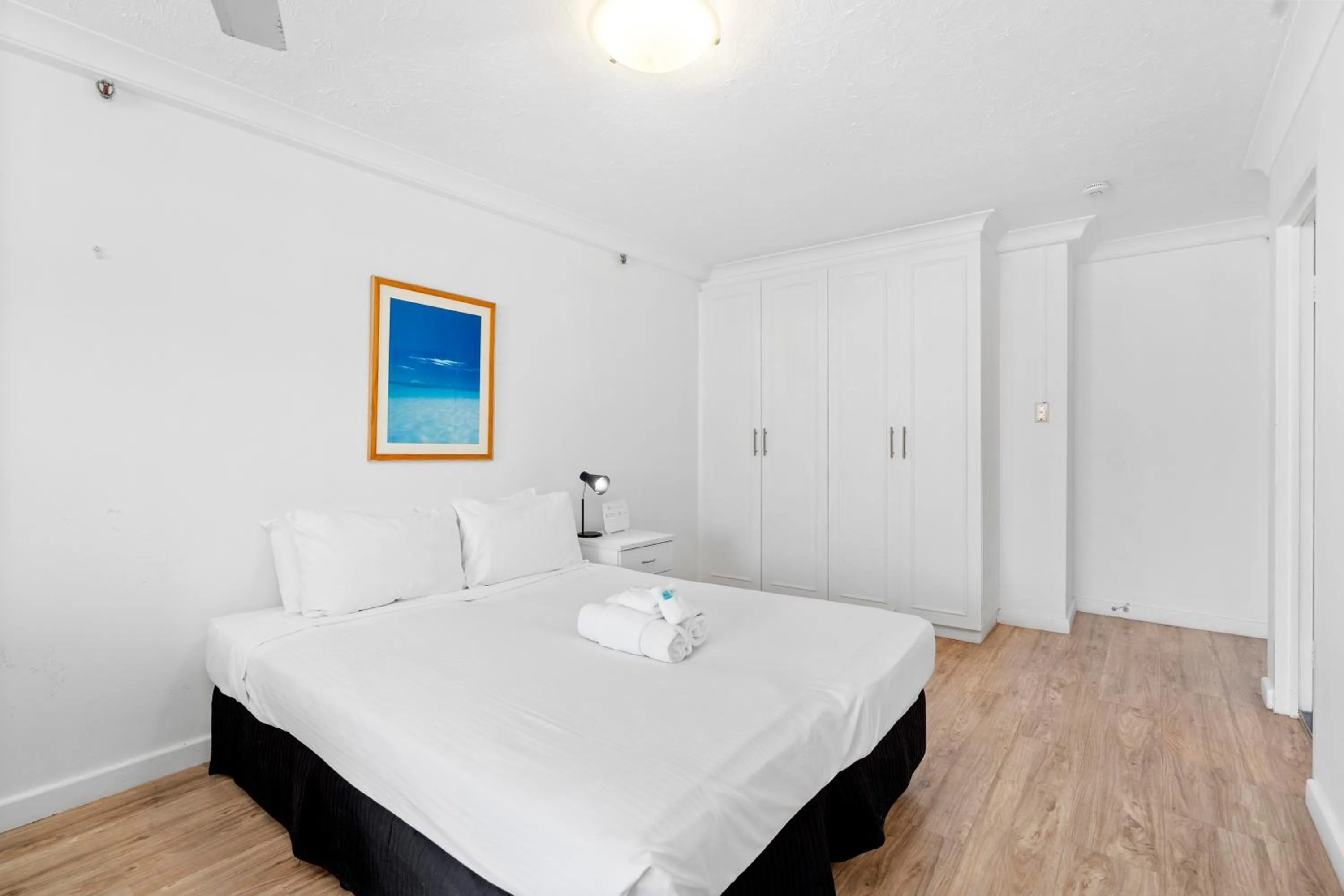 Bedroom, Bed in Beachcomber Resort - Official