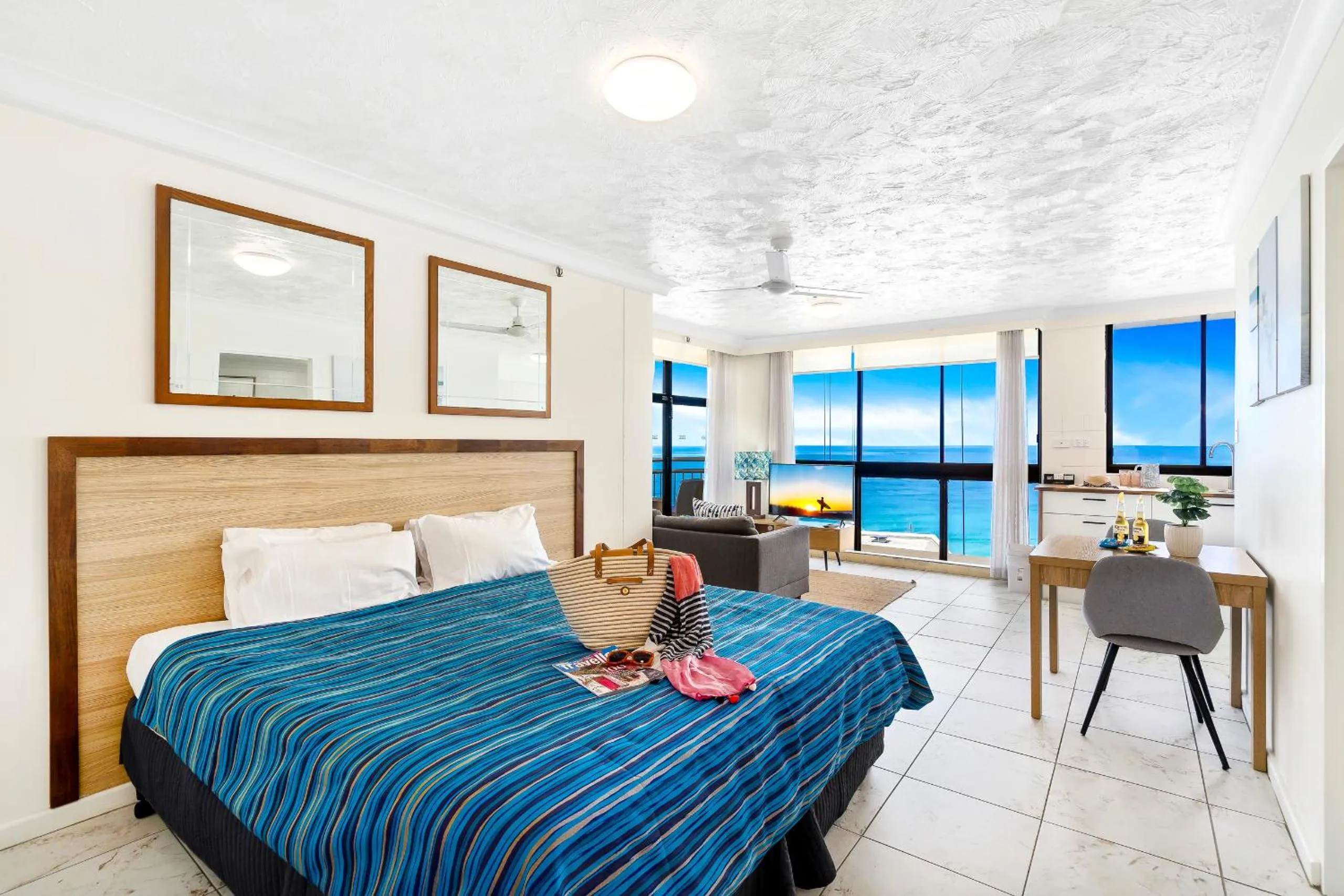 Bedroom, Bed in Beachcomber Resort - Official