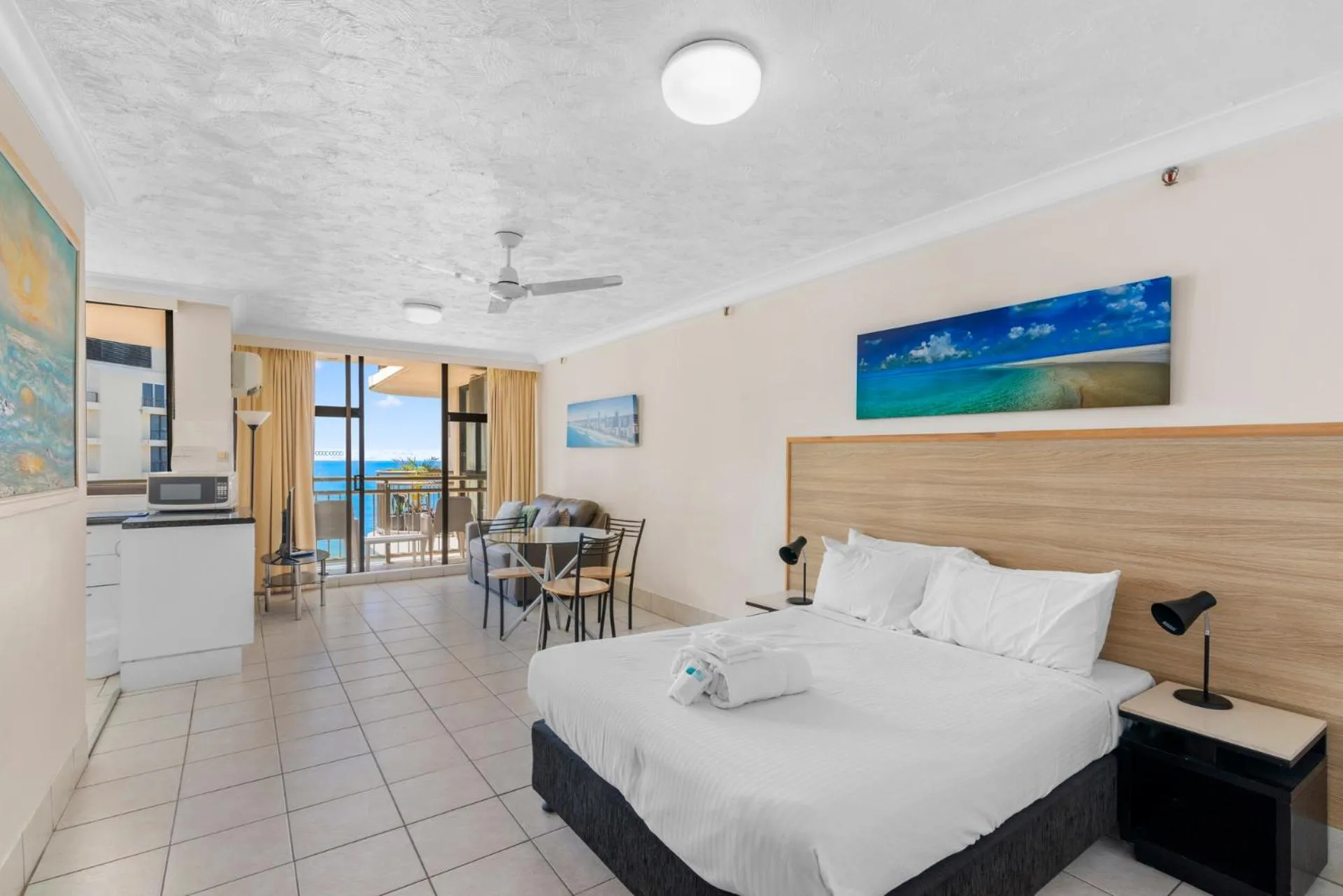 Photo of the whole room, Bed in Beachcomber Resort - Official