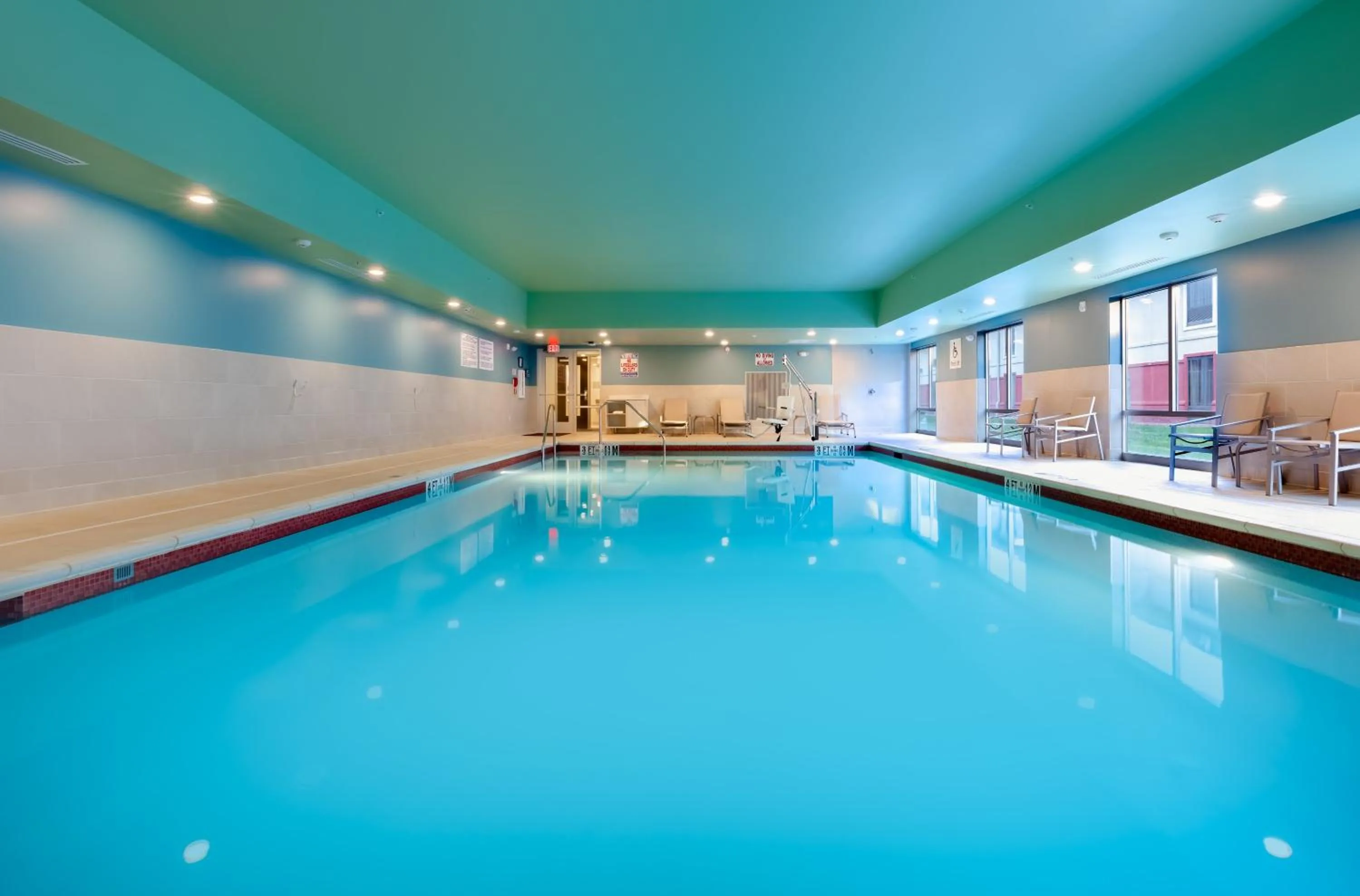 Swimming pool in Holiday Inn Express Calhoun South by IHG