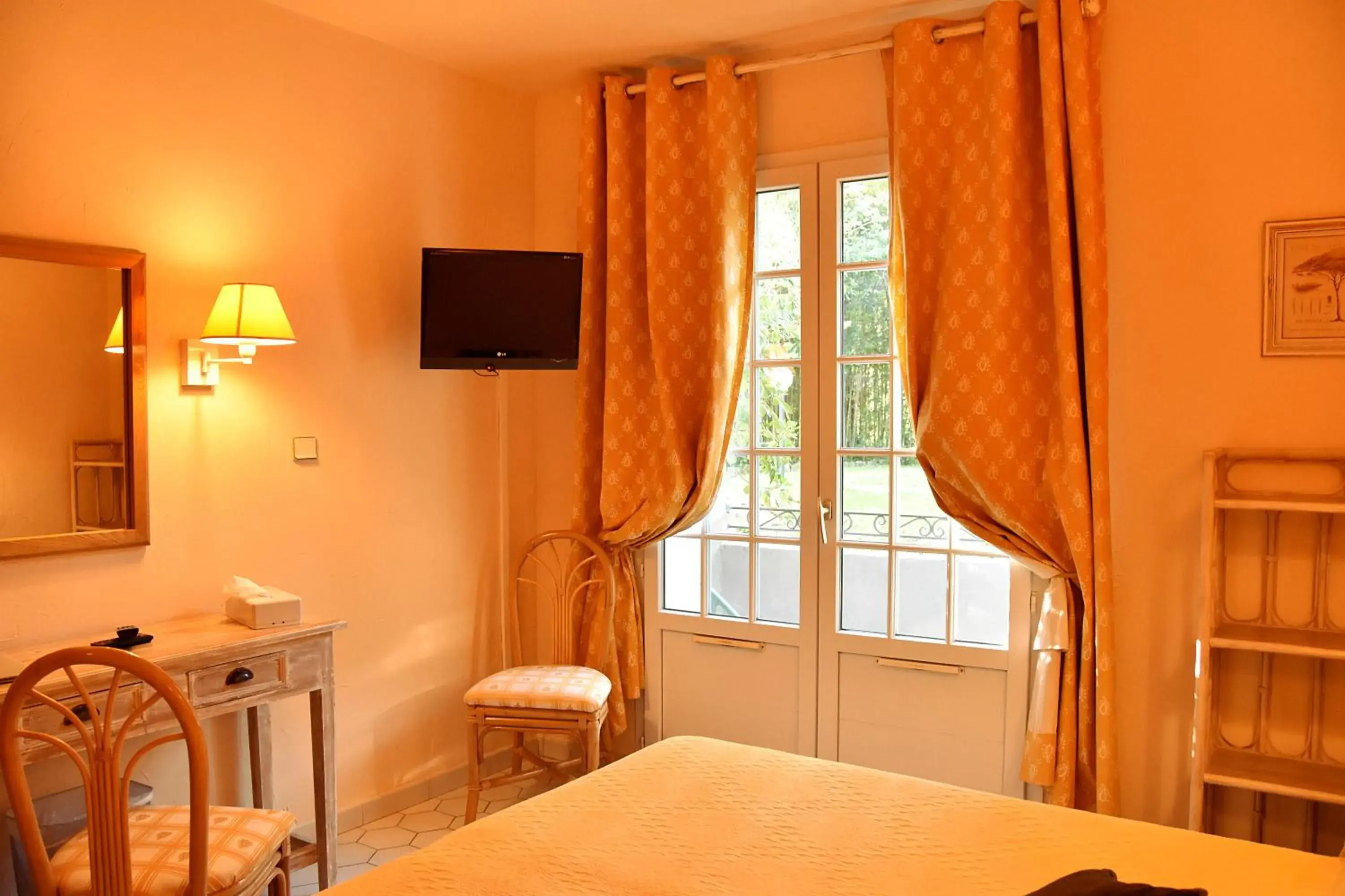 Small Double or Twin Room in Hotel Les Mazets Des Roches Small Double or Twin Room in Hotel Les Mazets Des Roches