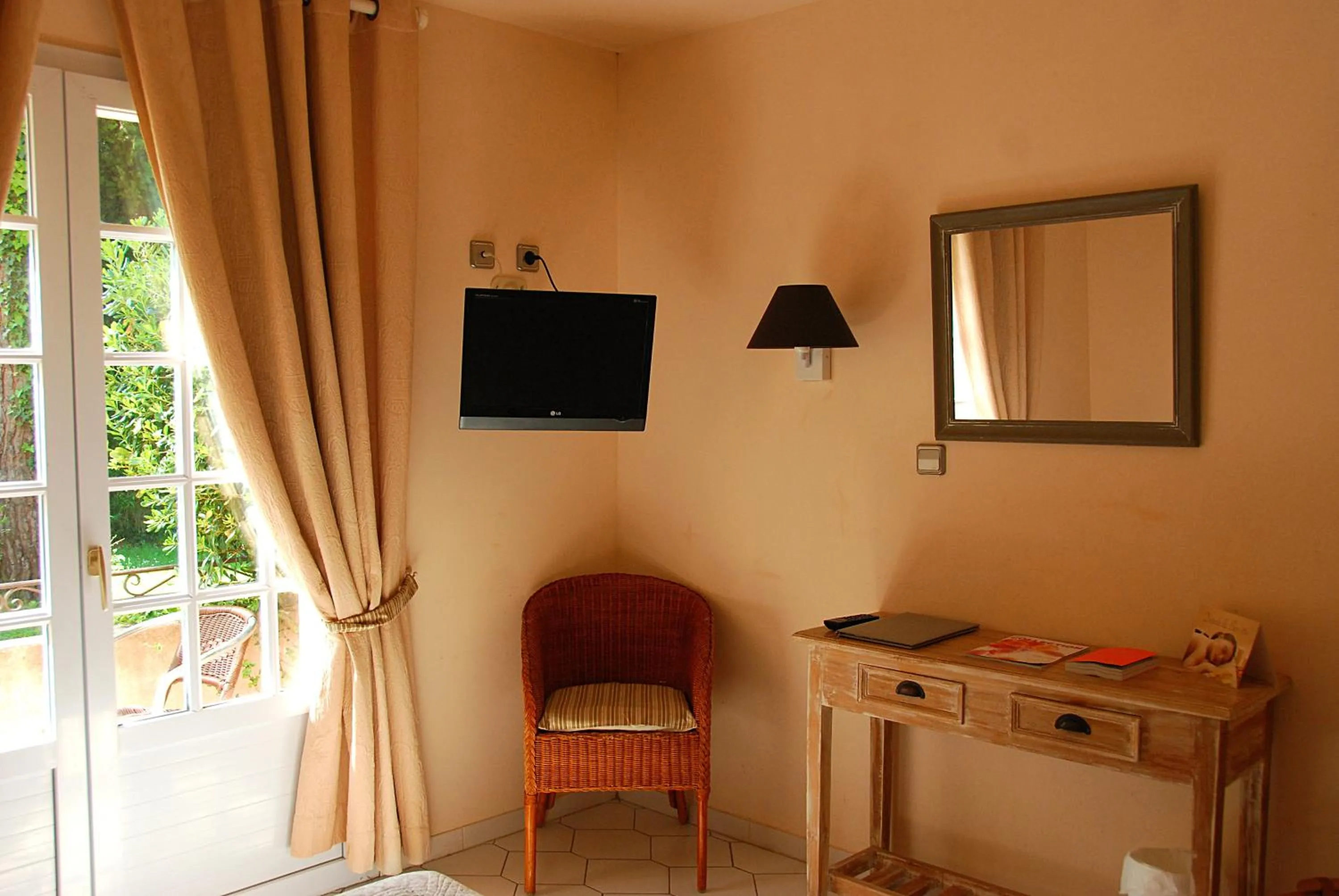 TV and multimedia in Hotel Les Mazets Des Roches