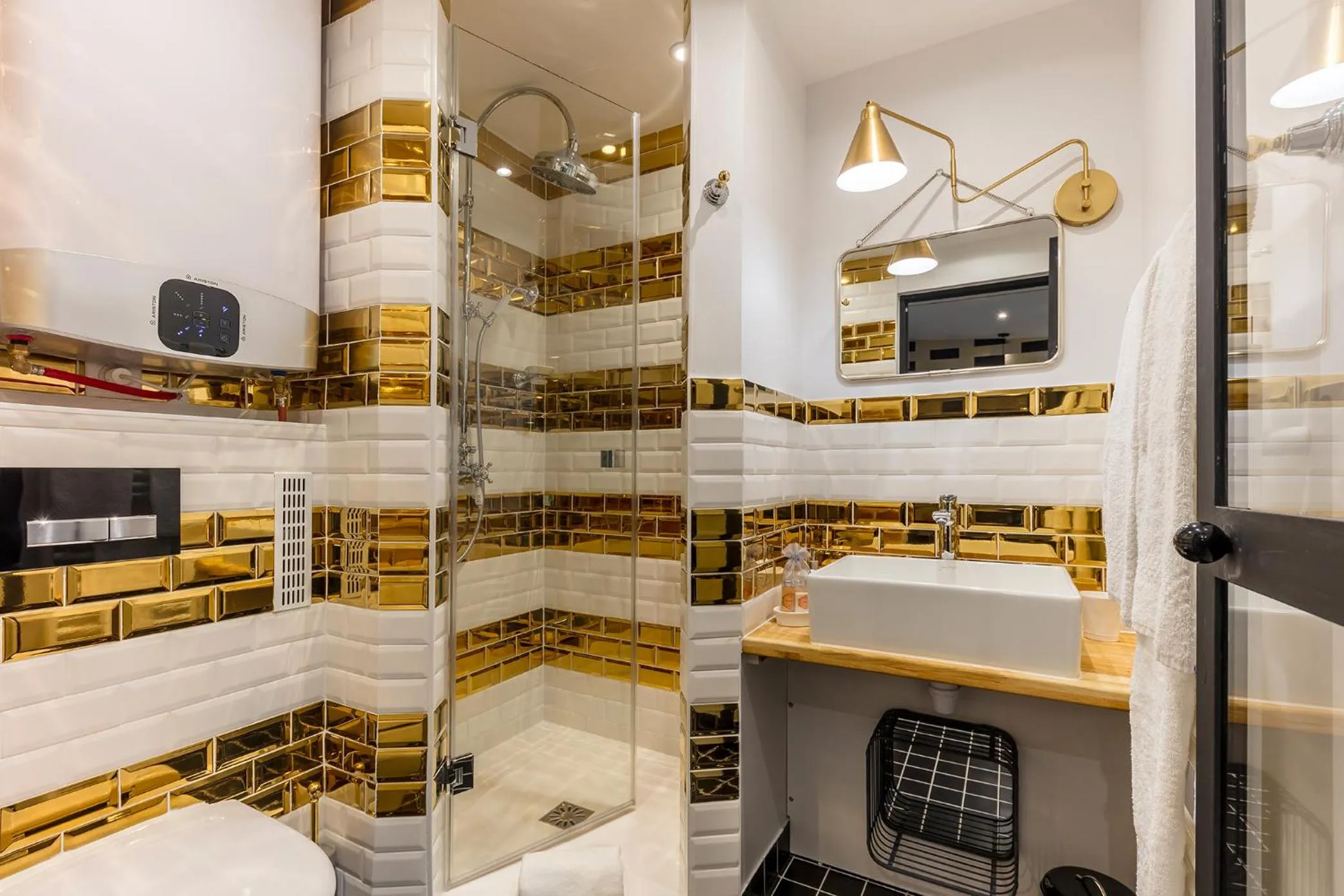 Shower in BE YOU LUXURY APART'HÔTEL Paris