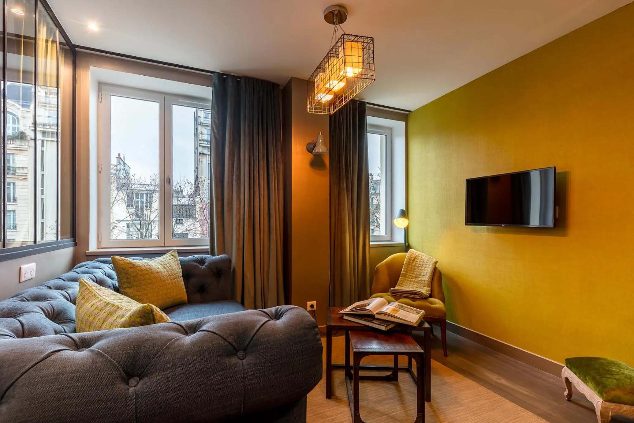 TV and multimedia in BE YOU LUXURY APART'HÔTEL Paris