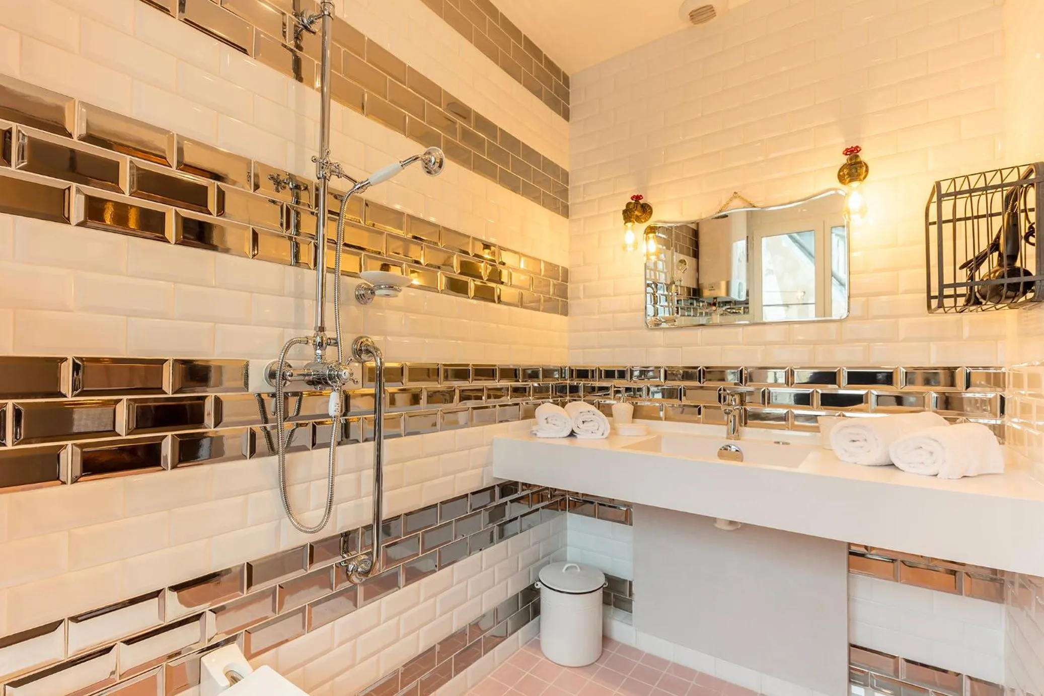 Shower in BE YOU LUXURY APART'HÔTEL Paris