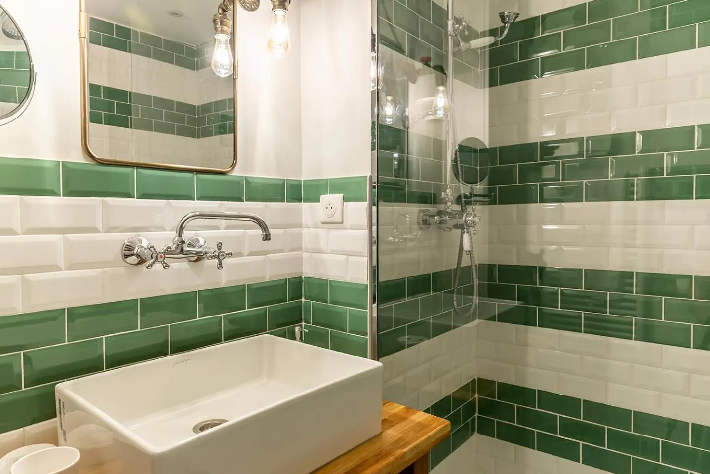 Shower in BE YOU LUXURY APART'HÔTEL Paris