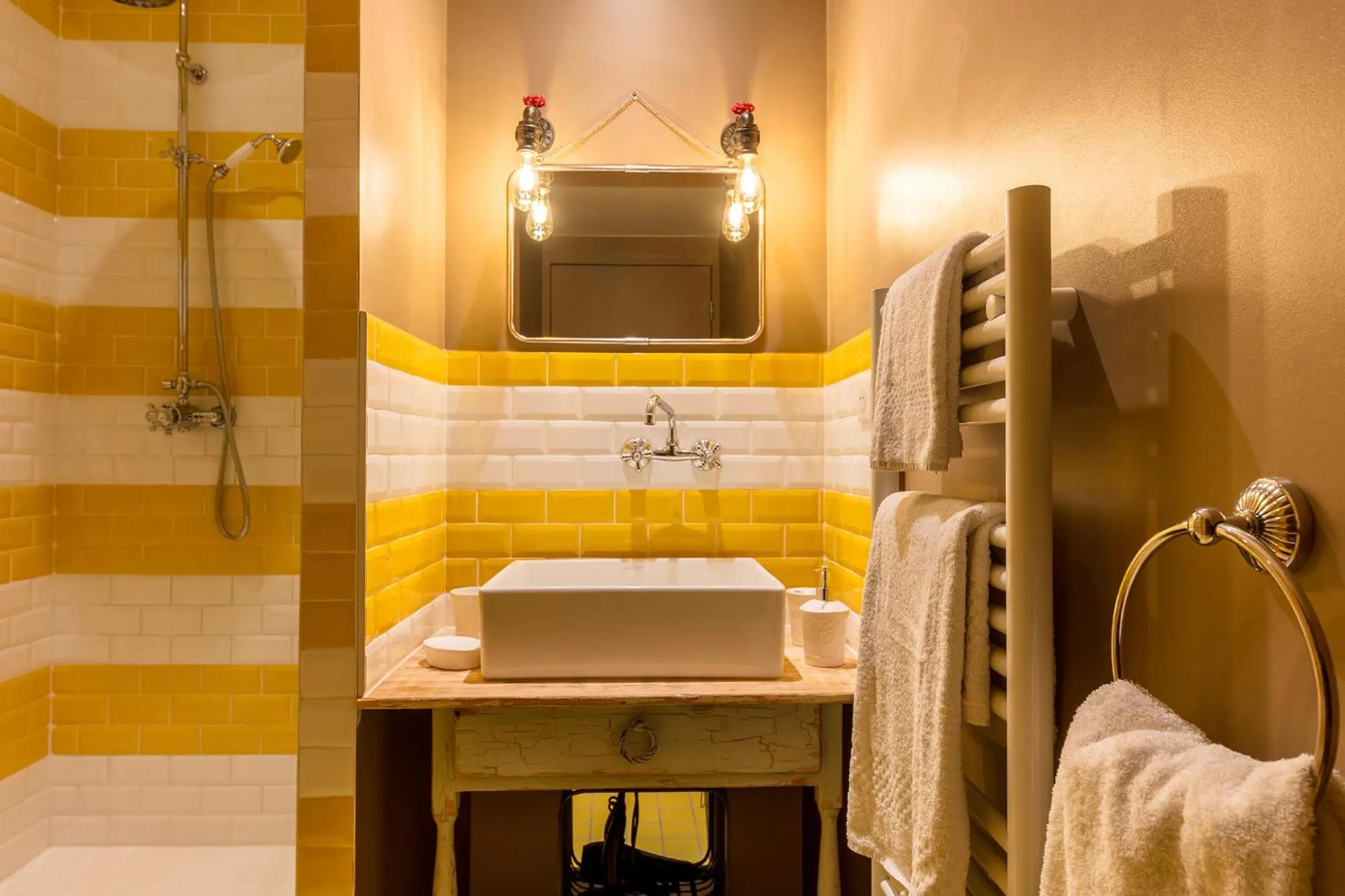 Shower, Bed in BE YOU LUXURY APART'HÔTEL Paris