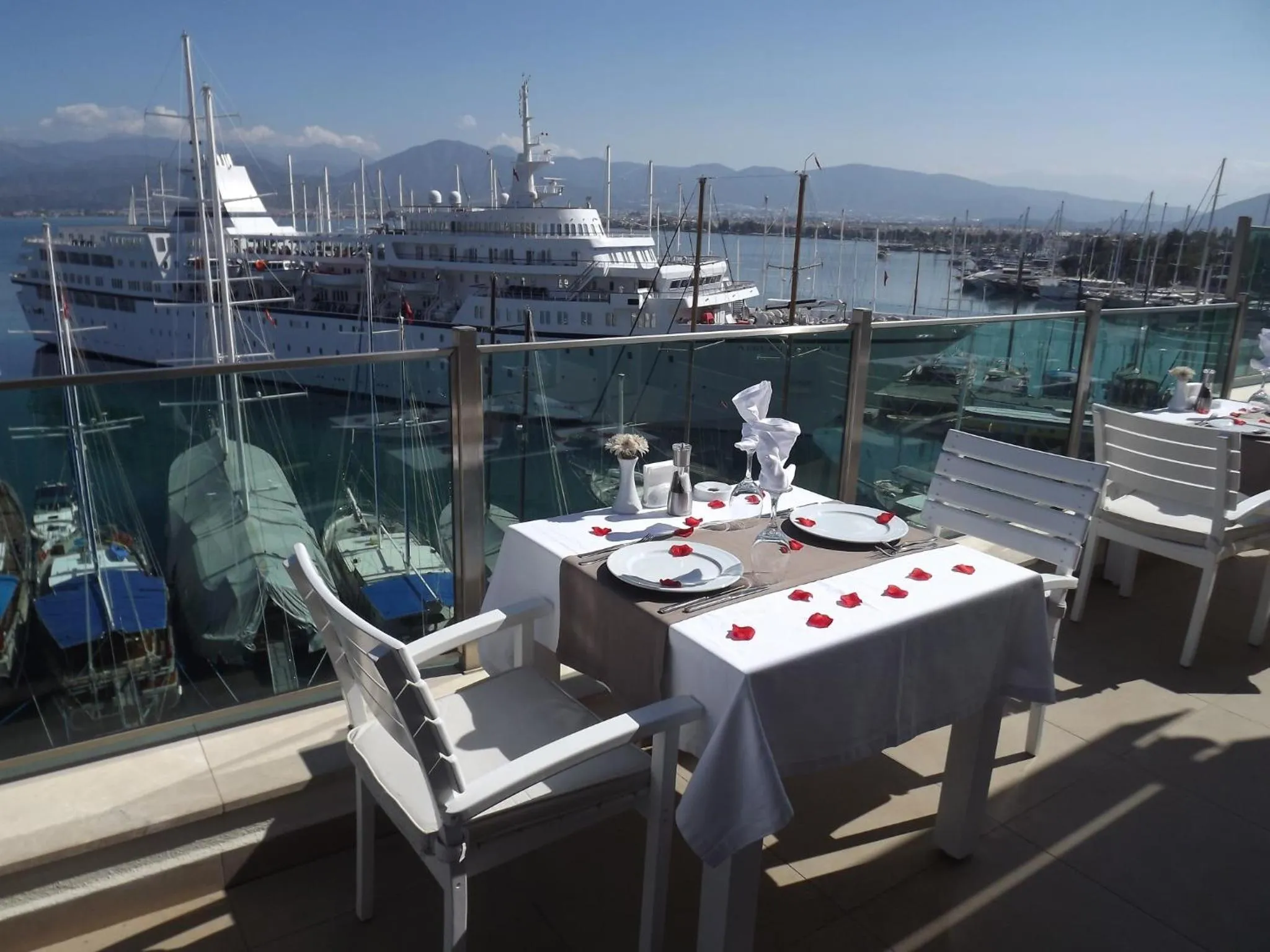 Restaurant/places to eat in Alesta Yacht Hotel