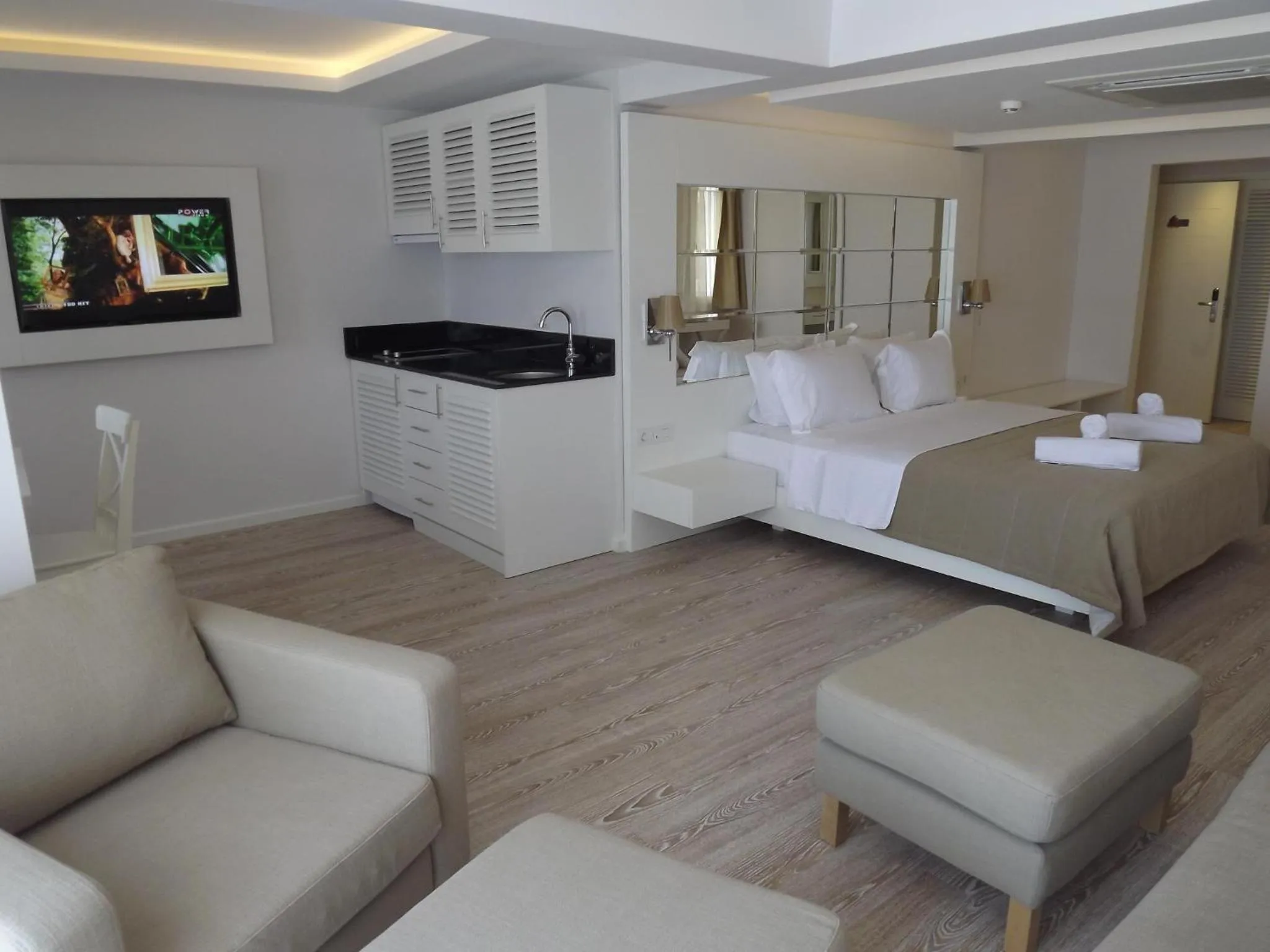 Photo of the whole room, Bed in Alesta Yacht Hotel