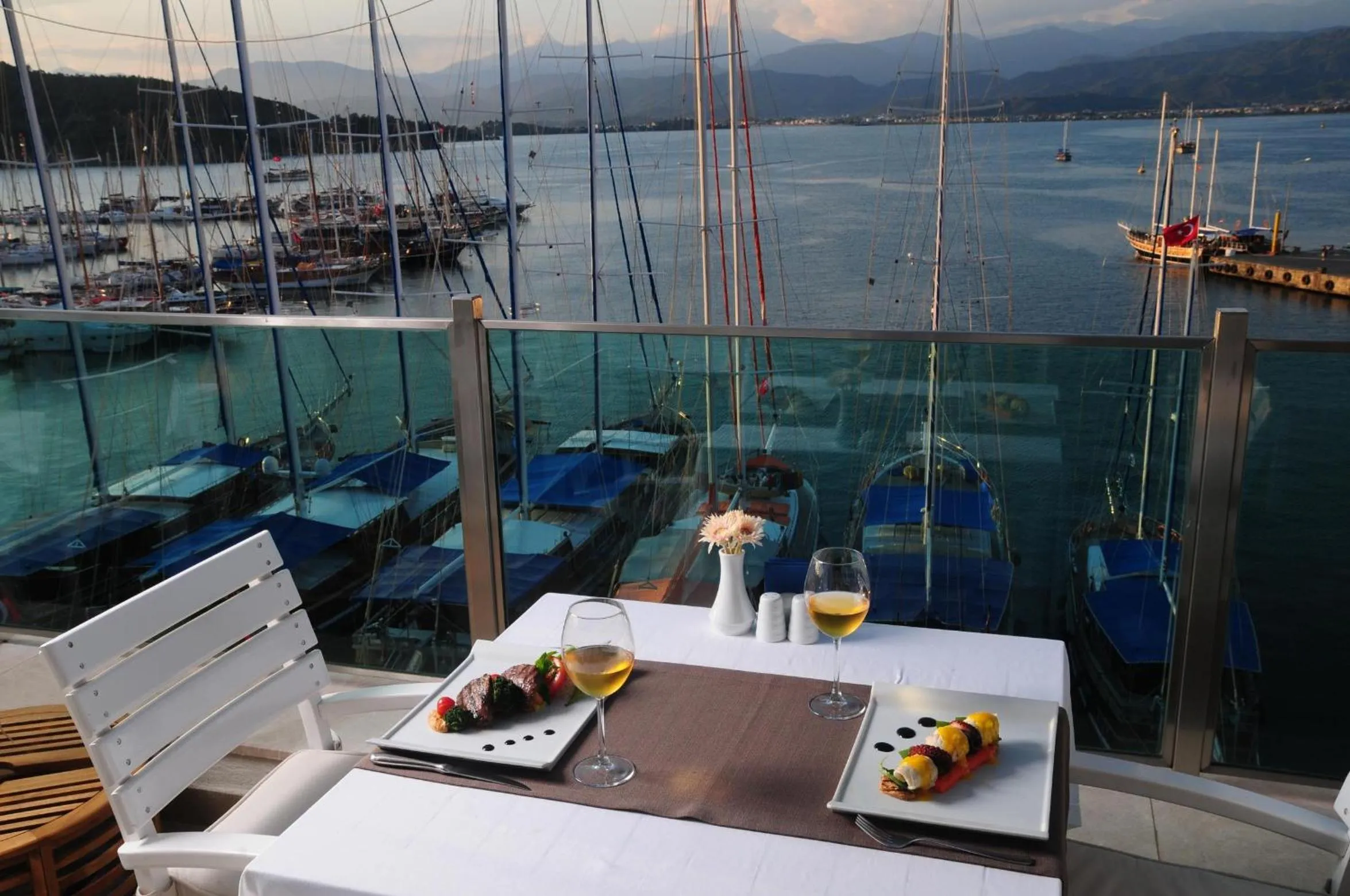 Restaurant/places to eat in Alesta Yacht Hotel