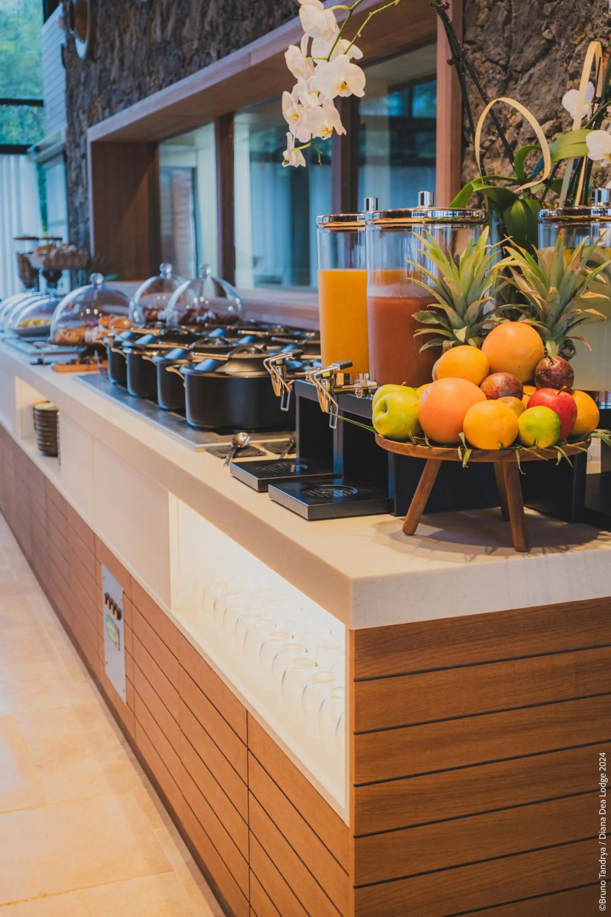 Buffet breakfast in Hôtel Diana Dea Lodge & SPA