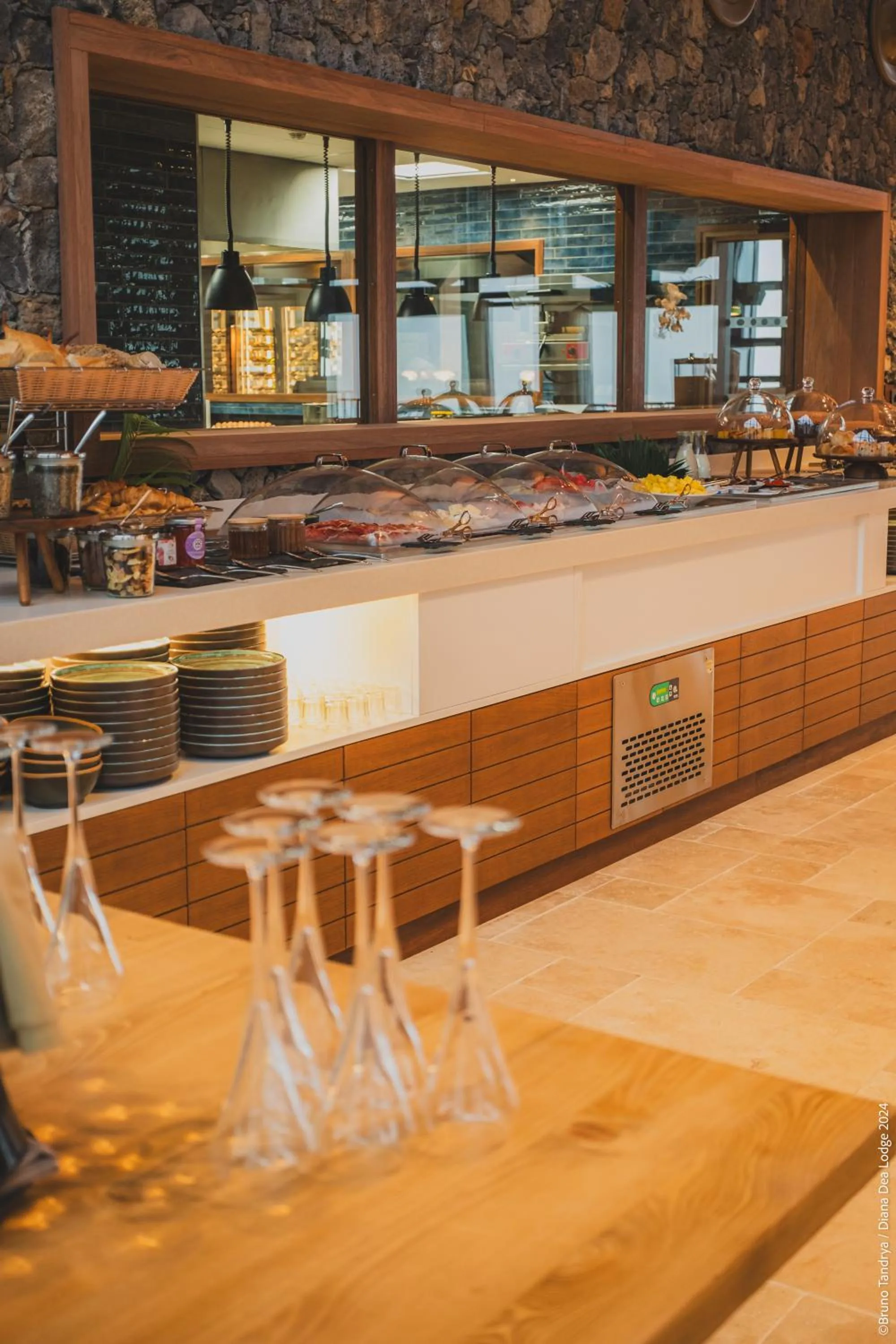 Buffet breakfast in Hôtel Diana Dea Lodge & SPA