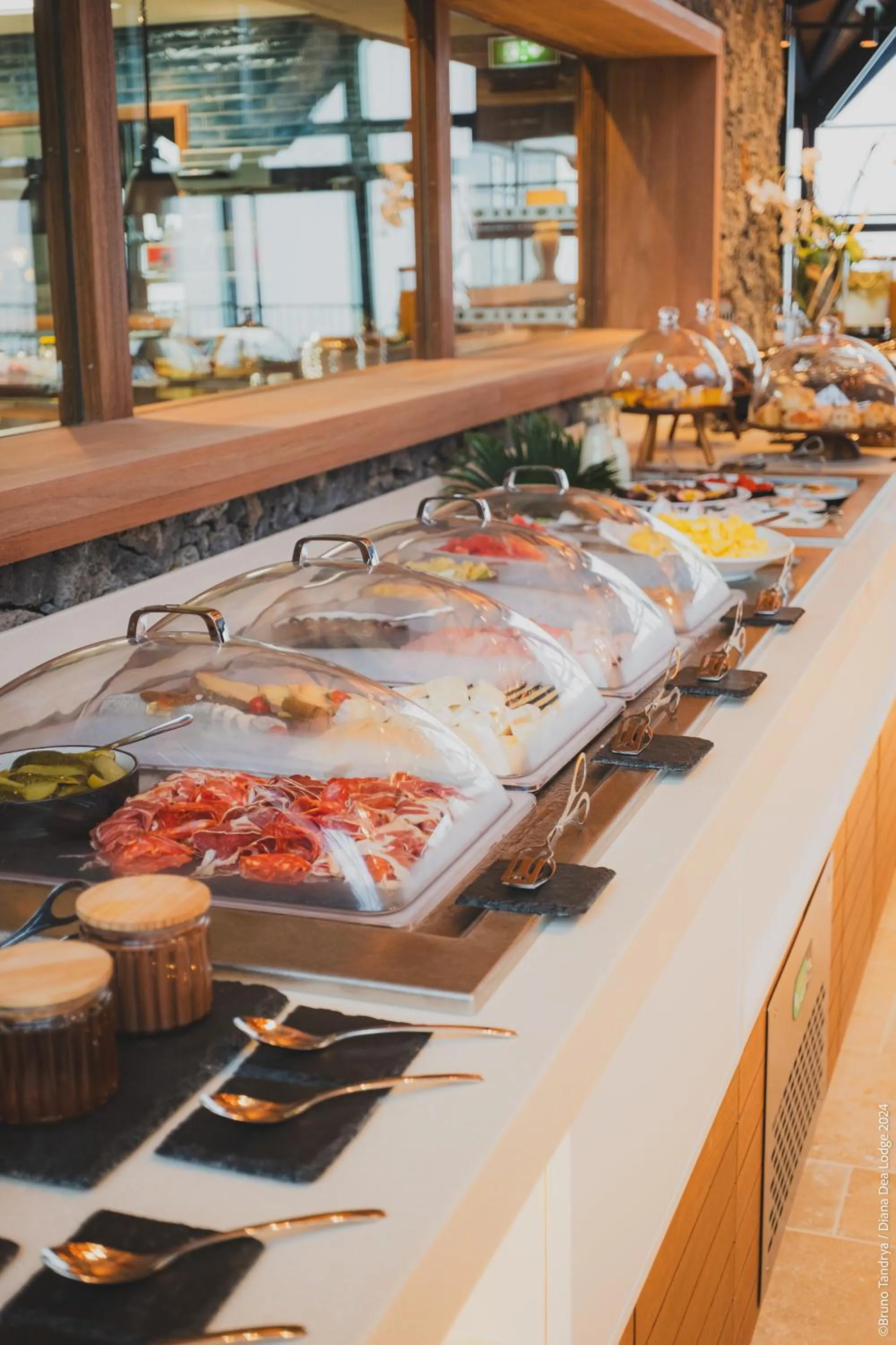 Buffet breakfast in Hôtel Diana Dea Lodge & SPA