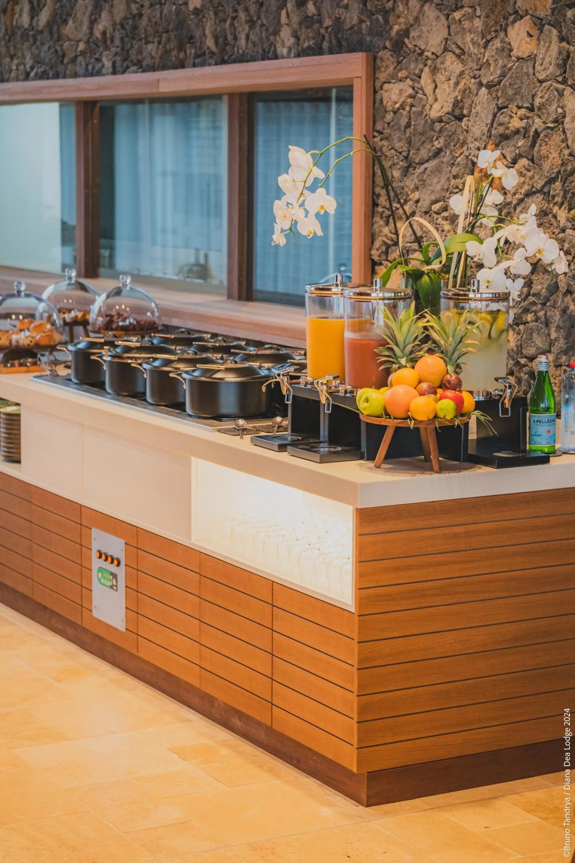 Buffet breakfast in Hôtel Diana Dea Lodge & SPA