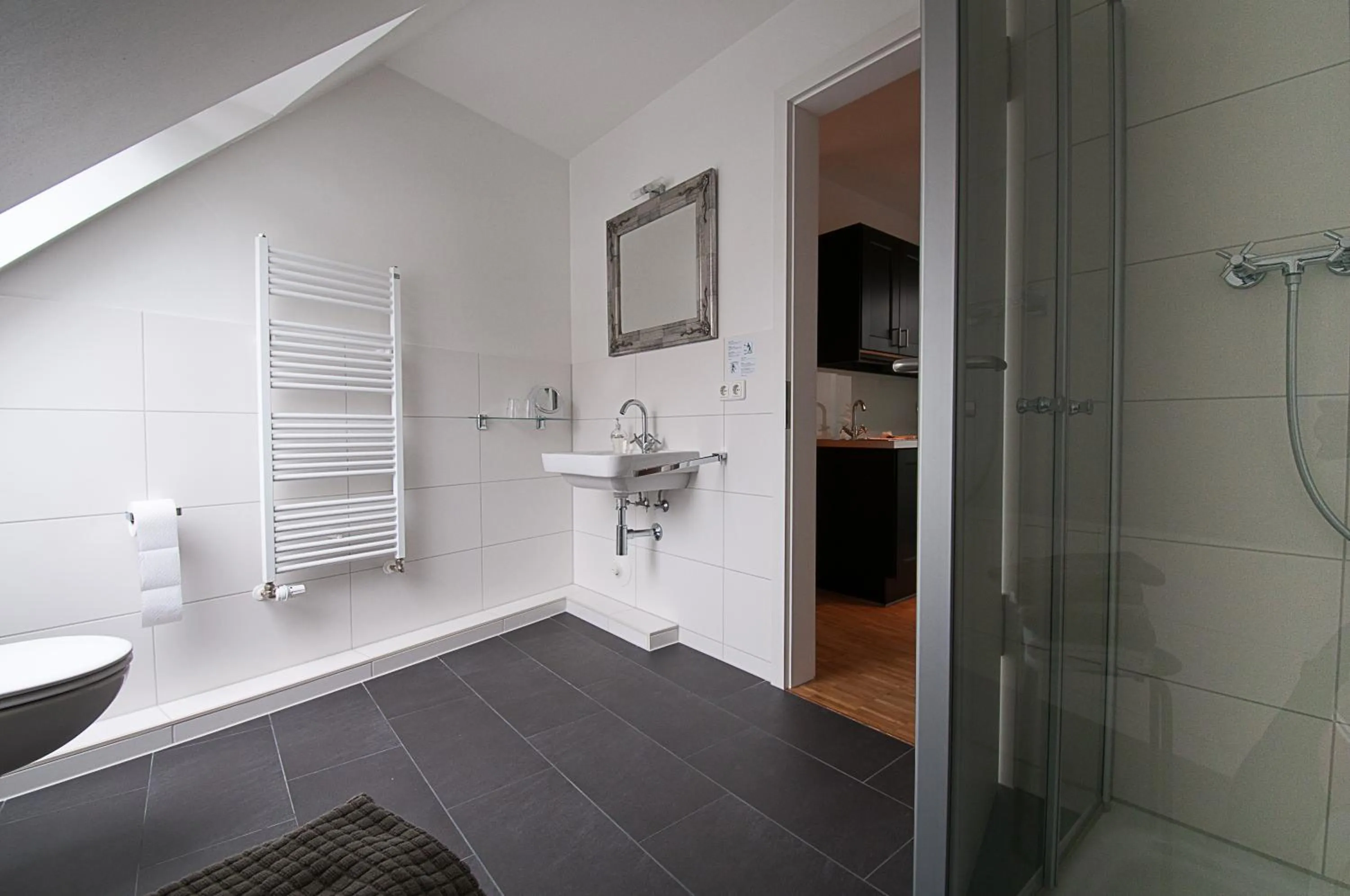 Bathroom, Bed in Heldts Aparthotel