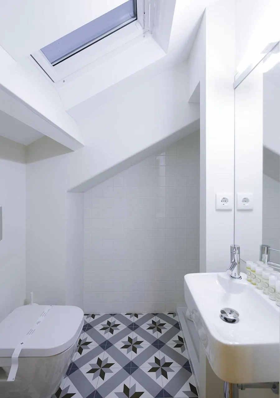 Bathroom in Mercado dos Poetas – Tourism Apartments