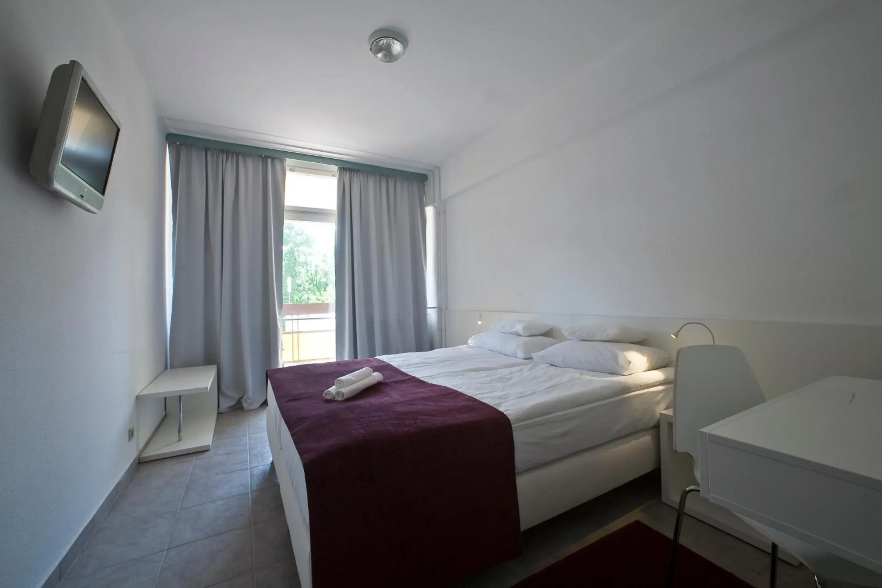 Double or Twin Room with Balcony - single occupancy in Hotel Holiday Csopak Double or Twin Room with Balcony - single occupancy in Hotel Holiday Csopak