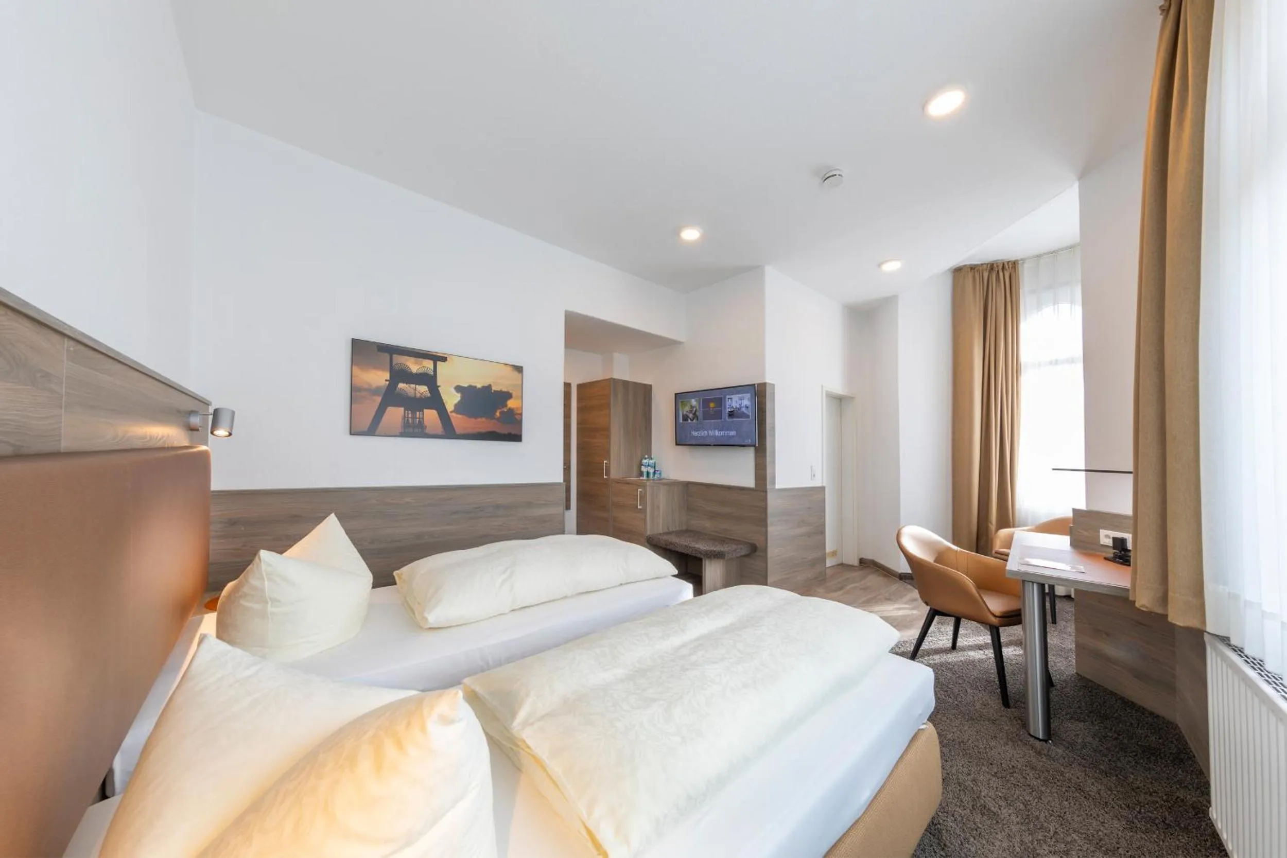 Photo of the whole room, Bed in Hotel Reichshof garni