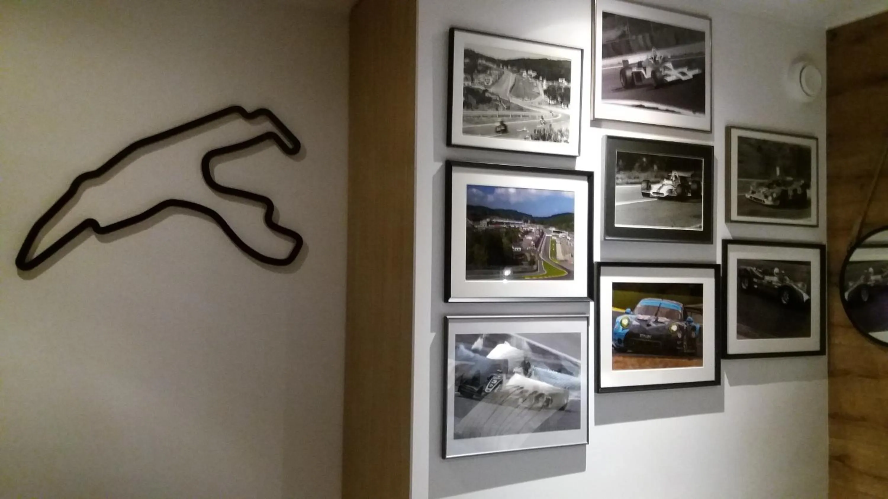 Photo of the whole room in "Un matin au jardin"