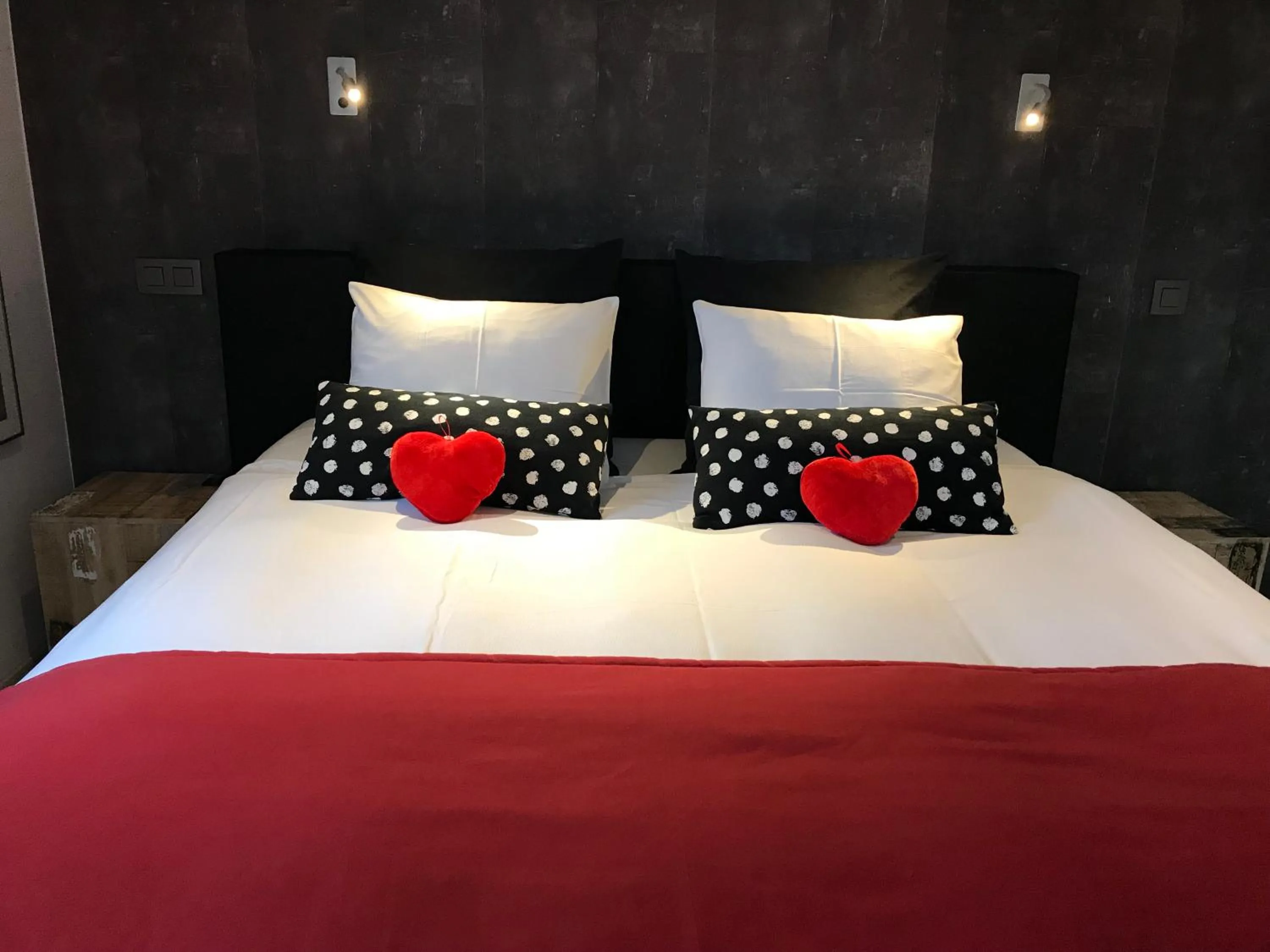 Photo of the whole room, Bed in "Un matin au jardin"