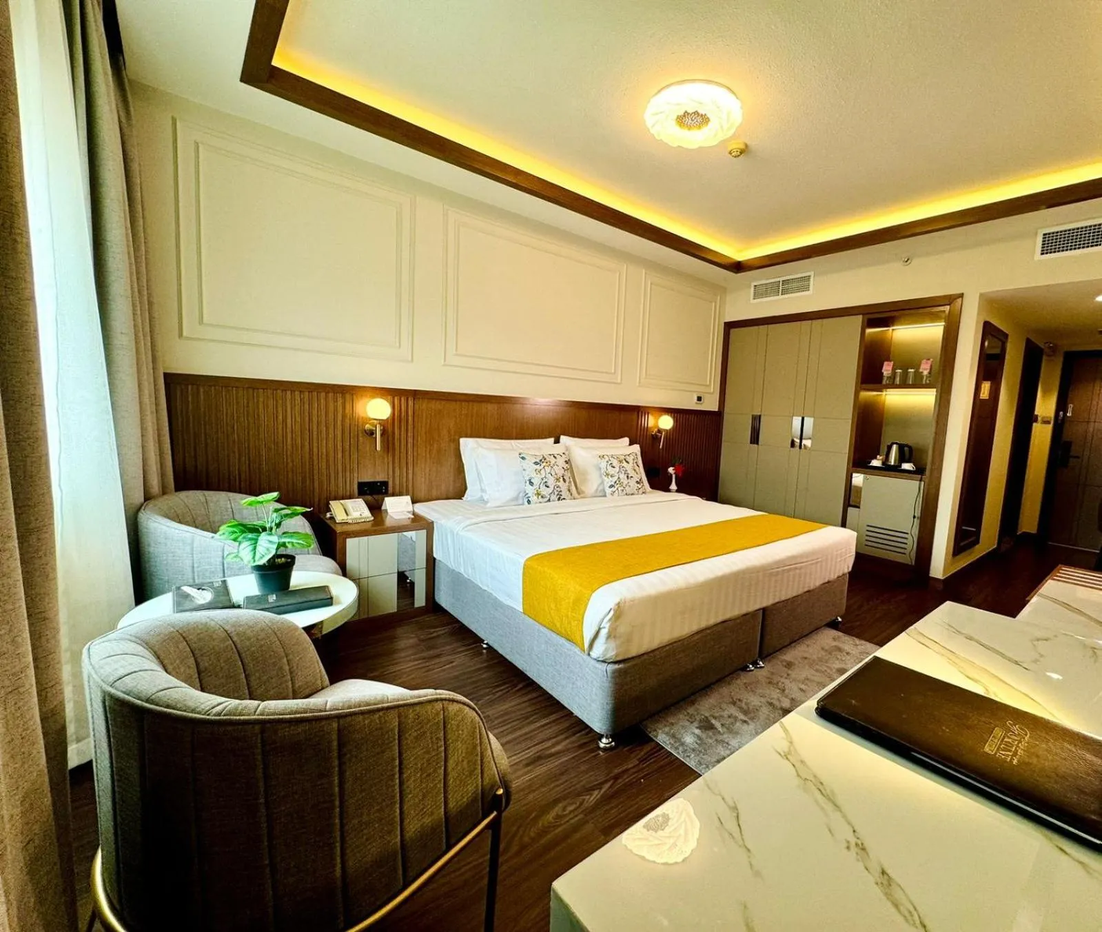 Bedroom, Bed in Fortune Plaza Hotel, Dubai Airport