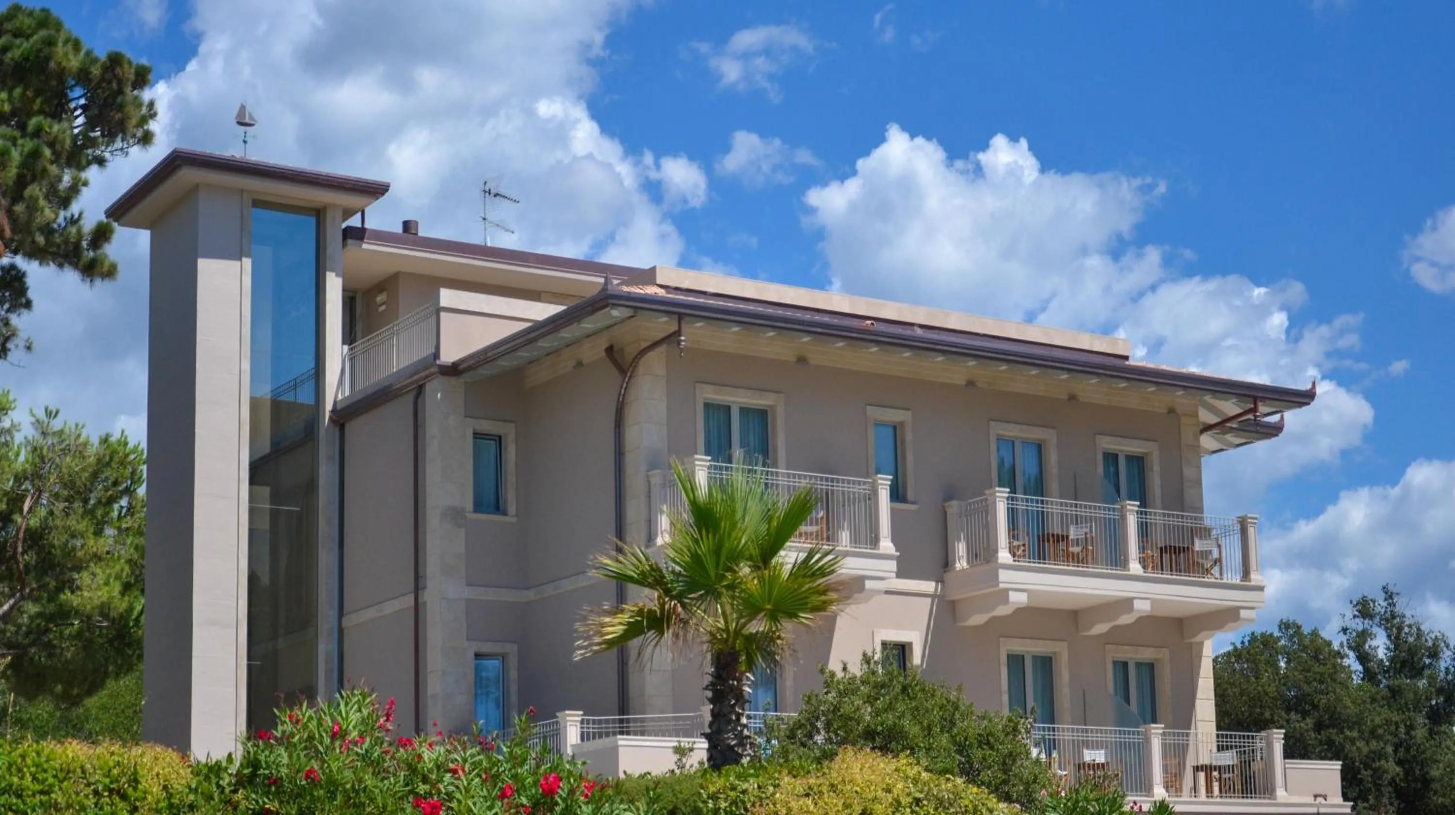 Facade/entrance in Hotel Villa Elsa
