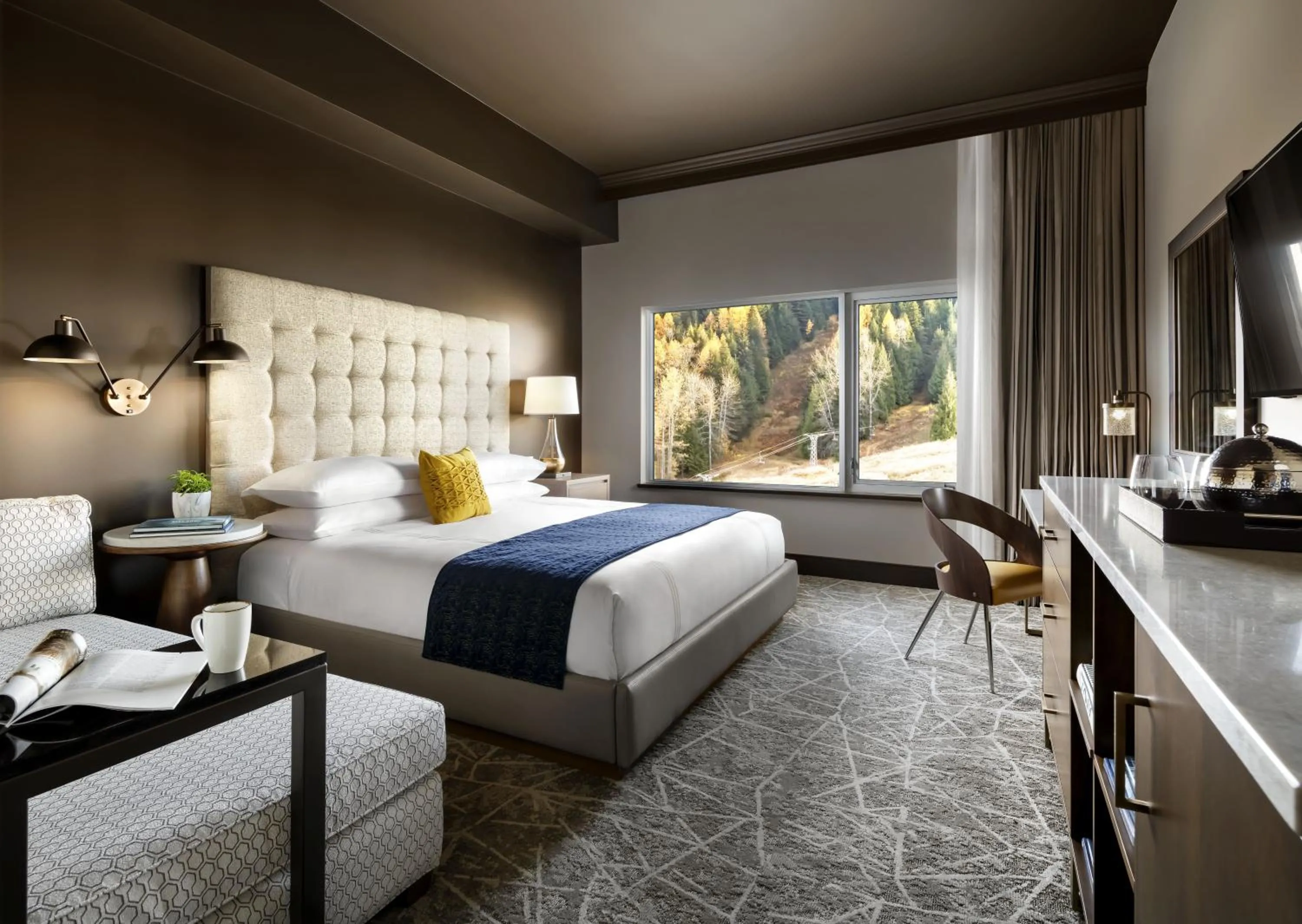 Photo of the whole room, Bed in The Josie Hotel, Autograph Collection