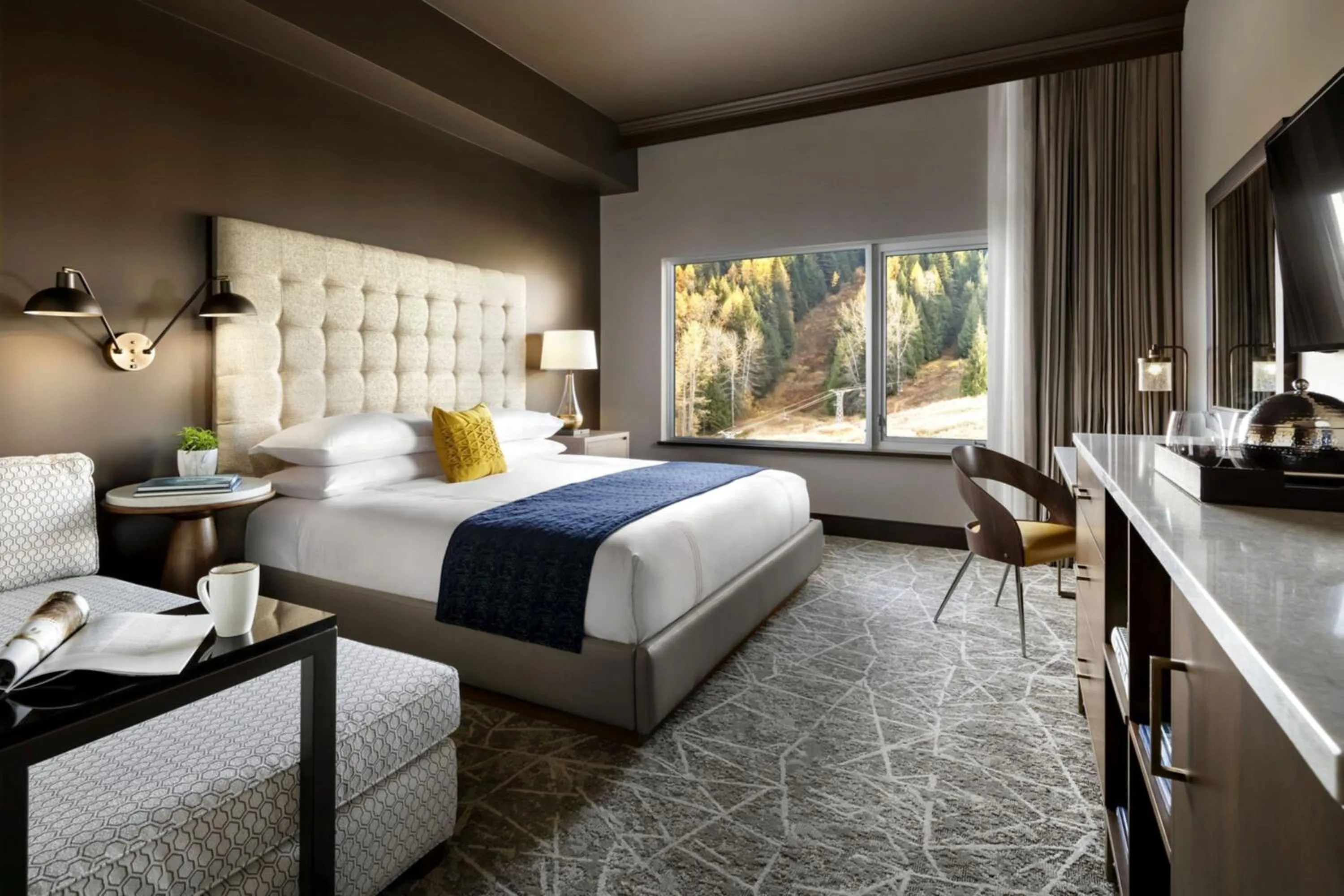 Photo of the whole room, Bed in The Josie Hotel, Autograph Collection