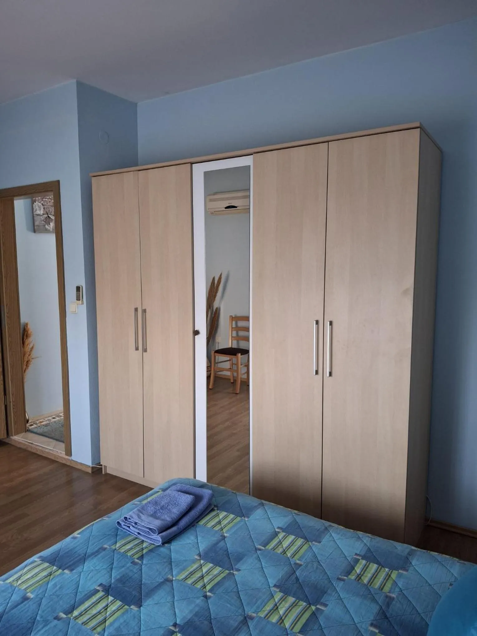 wardrobe, Bed in Villa Luketa