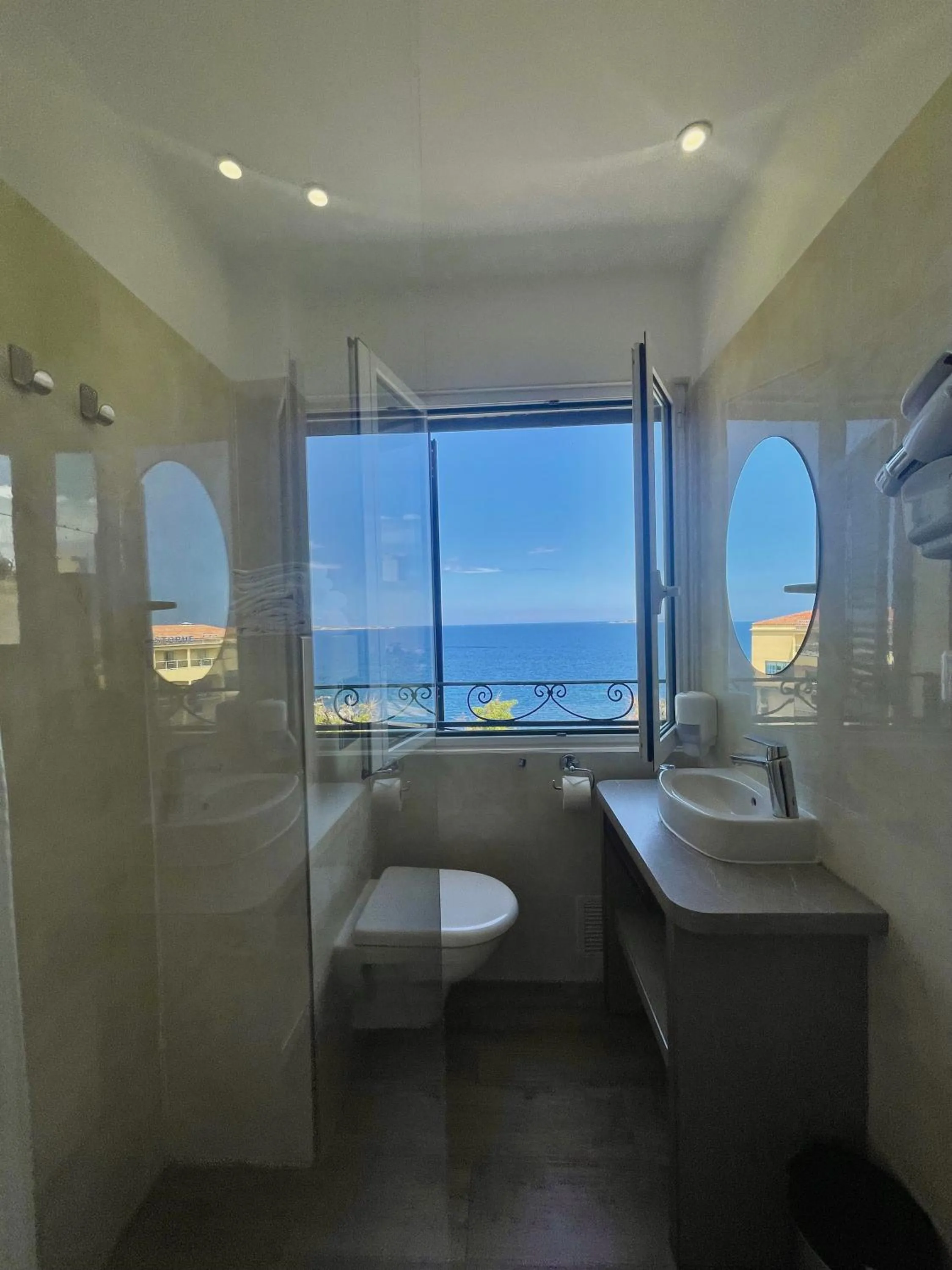 Bathroom in Hotel Restaurant Christophe Colomb