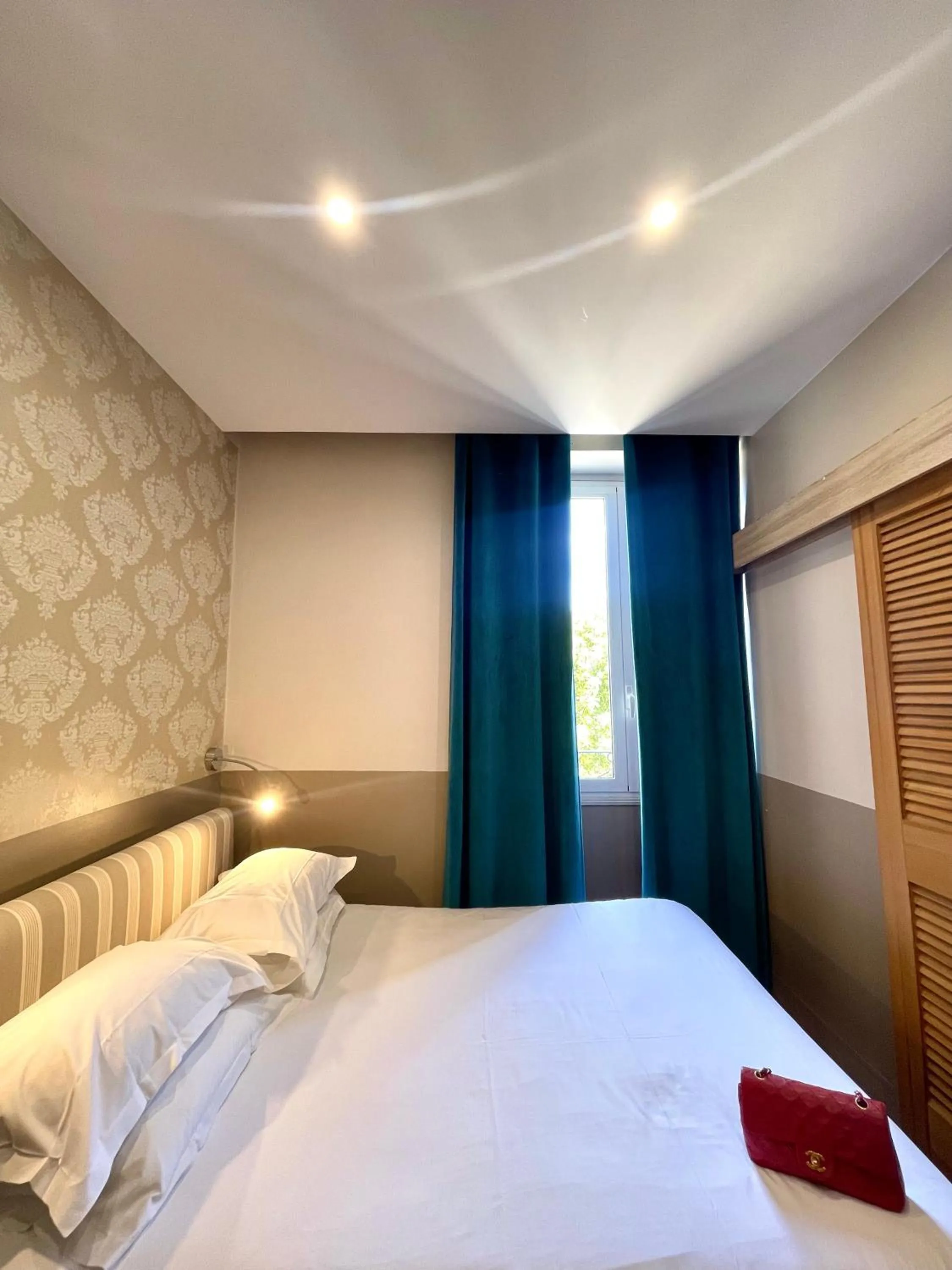 Bedroom, Bed in Hotel Restaurant Christophe Colomb