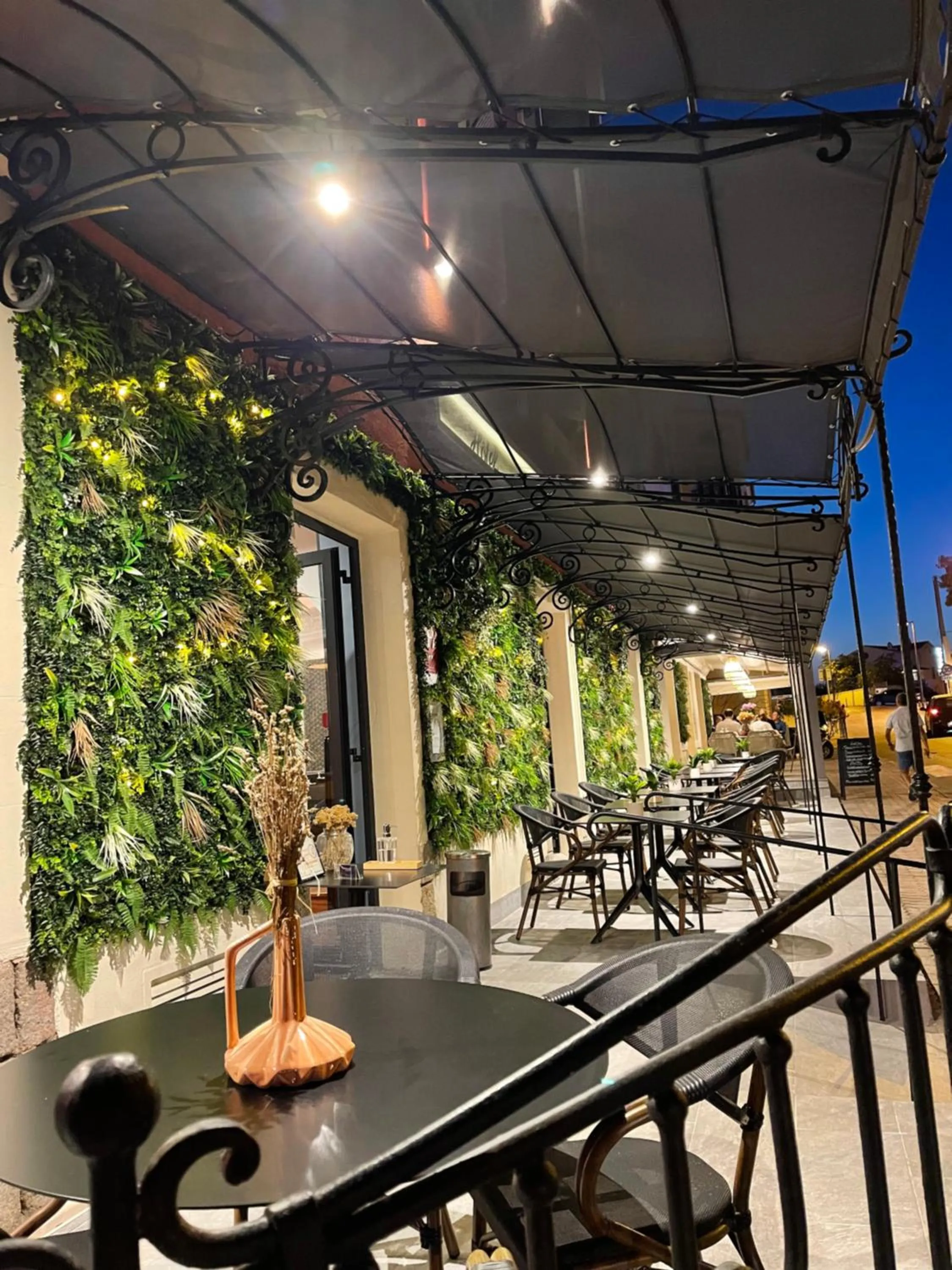 Patio in Hotel Restaurant Christophe Colomb