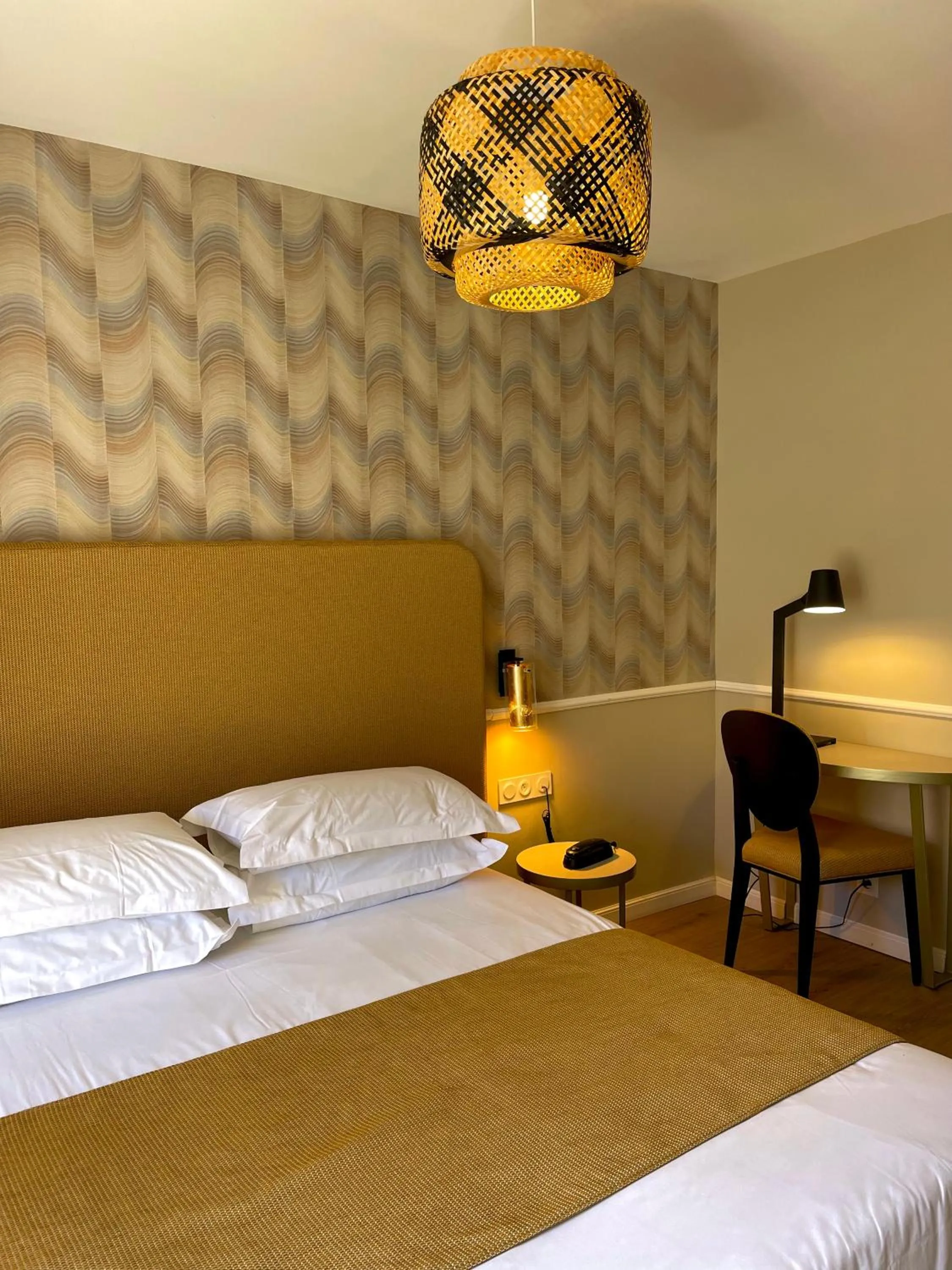 Bedroom, Bed in Hotel Restaurant Christophe Colomb