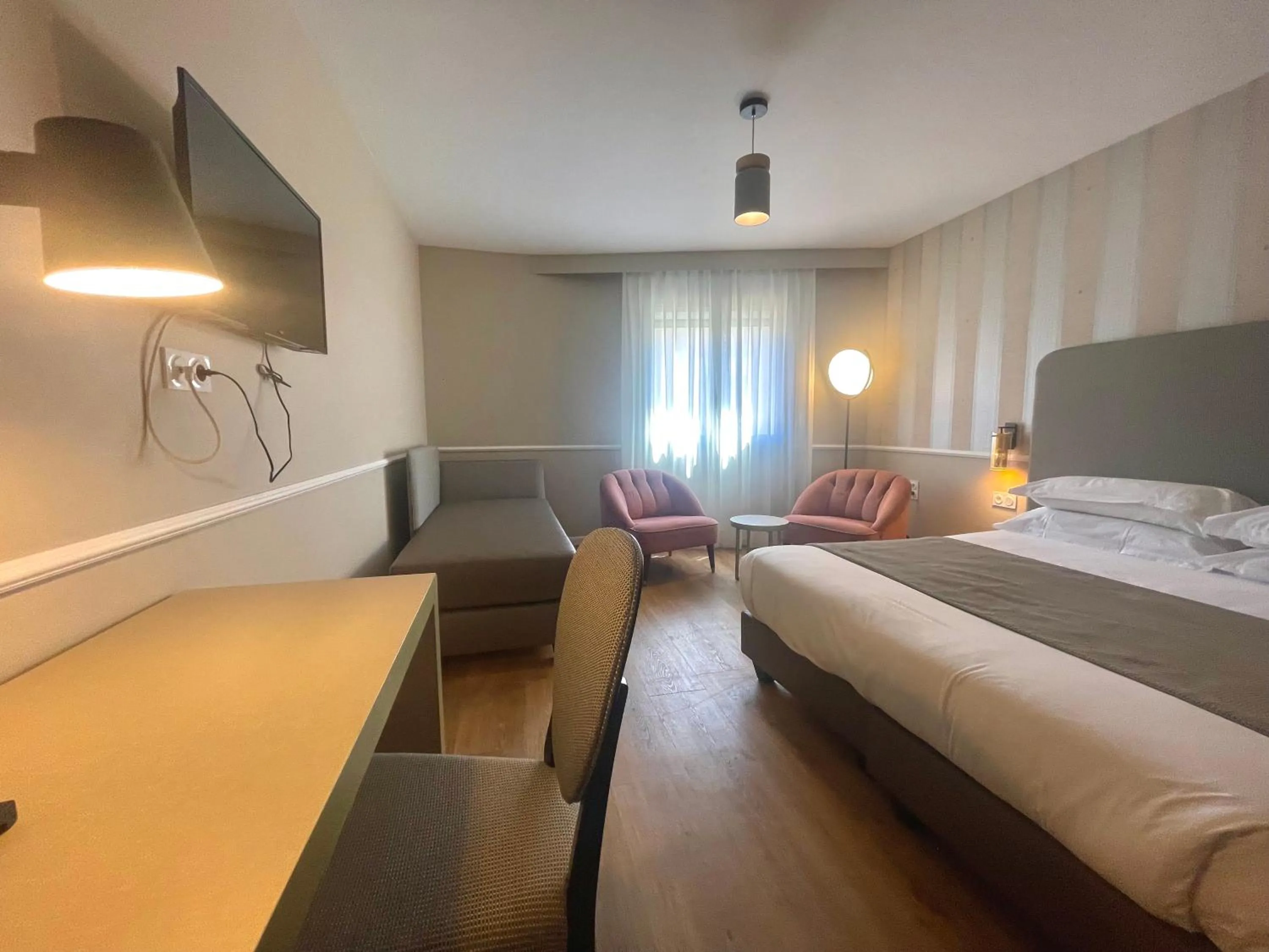 Seating area, Bed in Hotel Restaurant Christophe Colomb