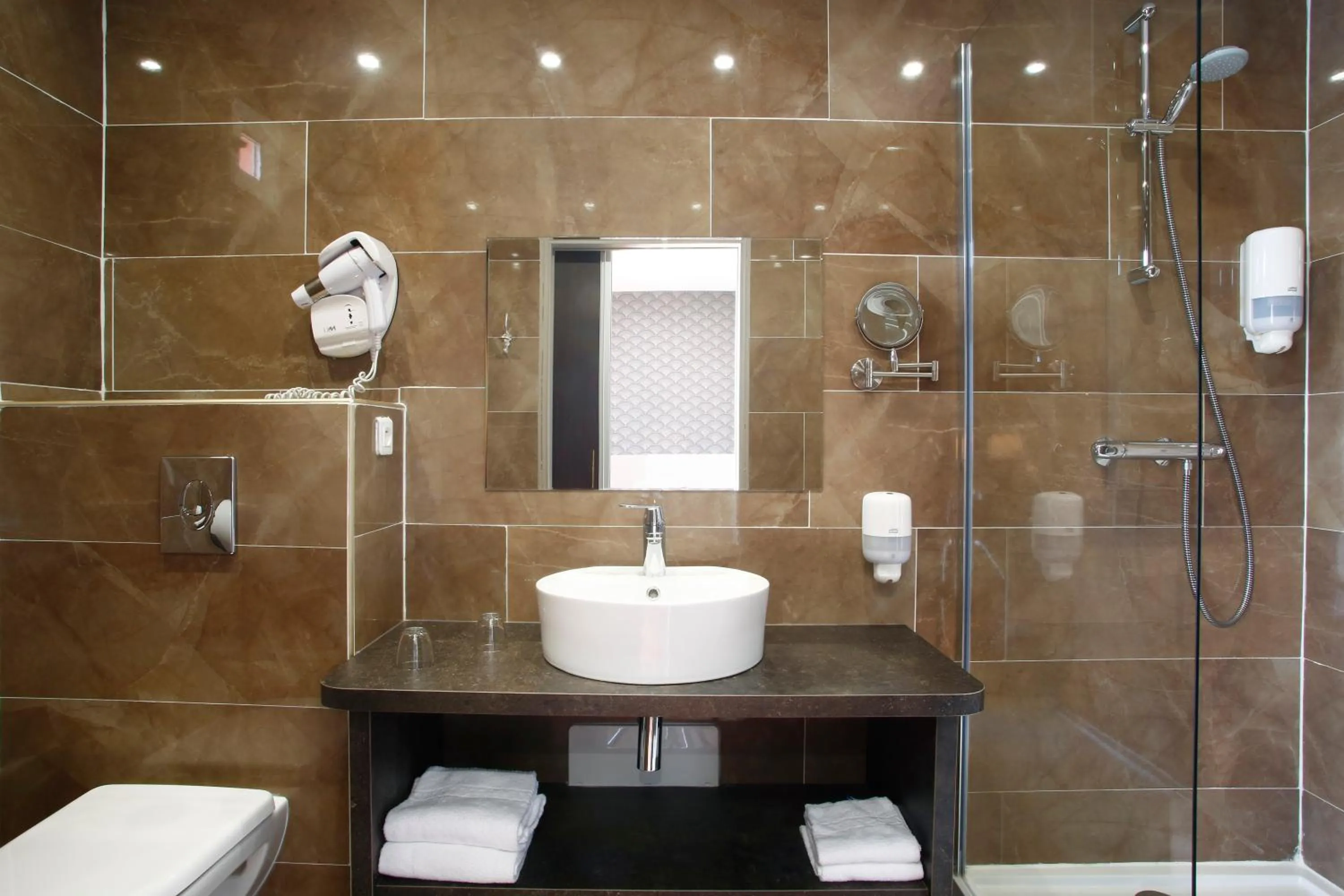 Shower in Hotel Restaurant Christophe Colomb