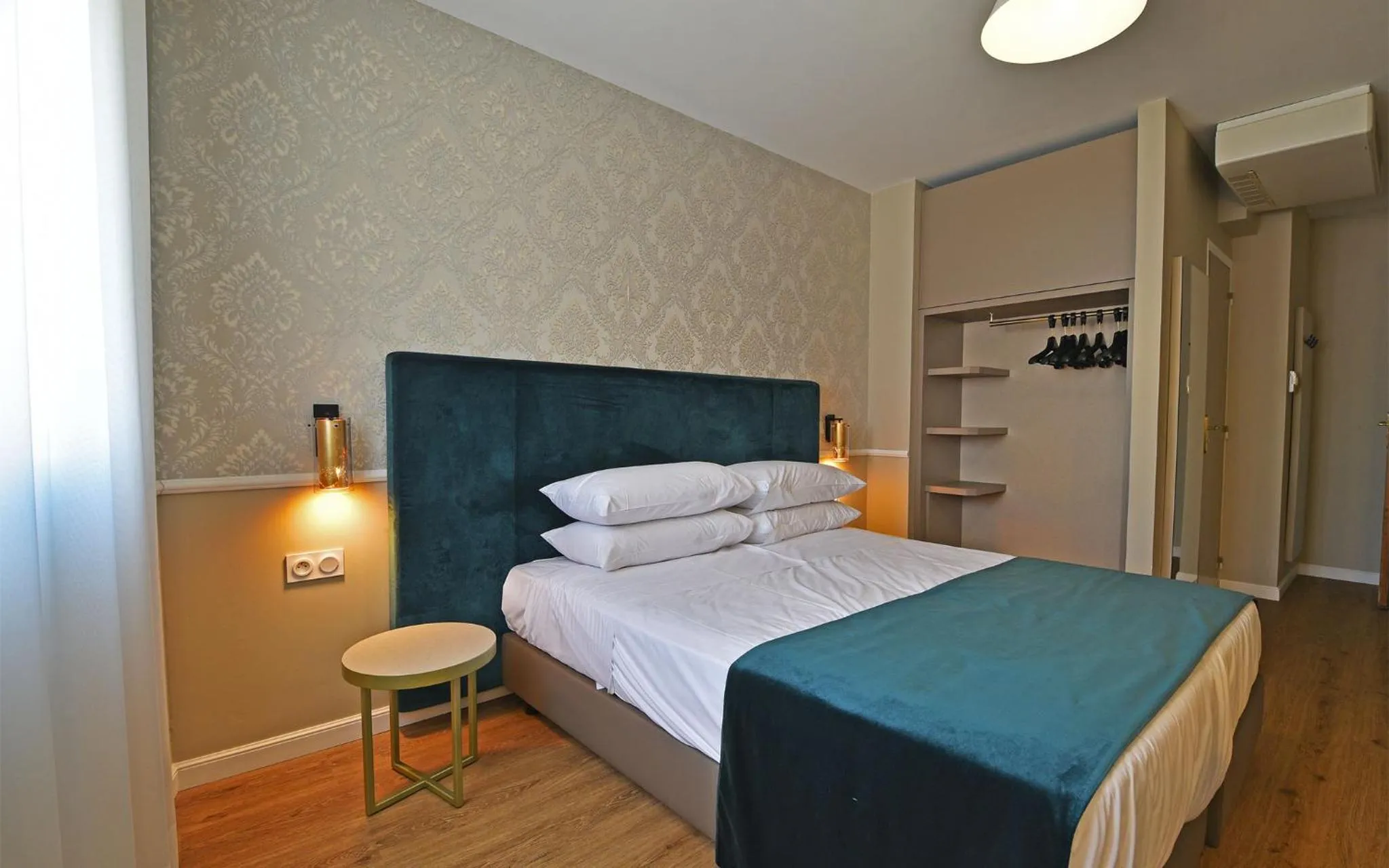 Bedroom, Bed in Hotel Restaurant Christophe Colomb