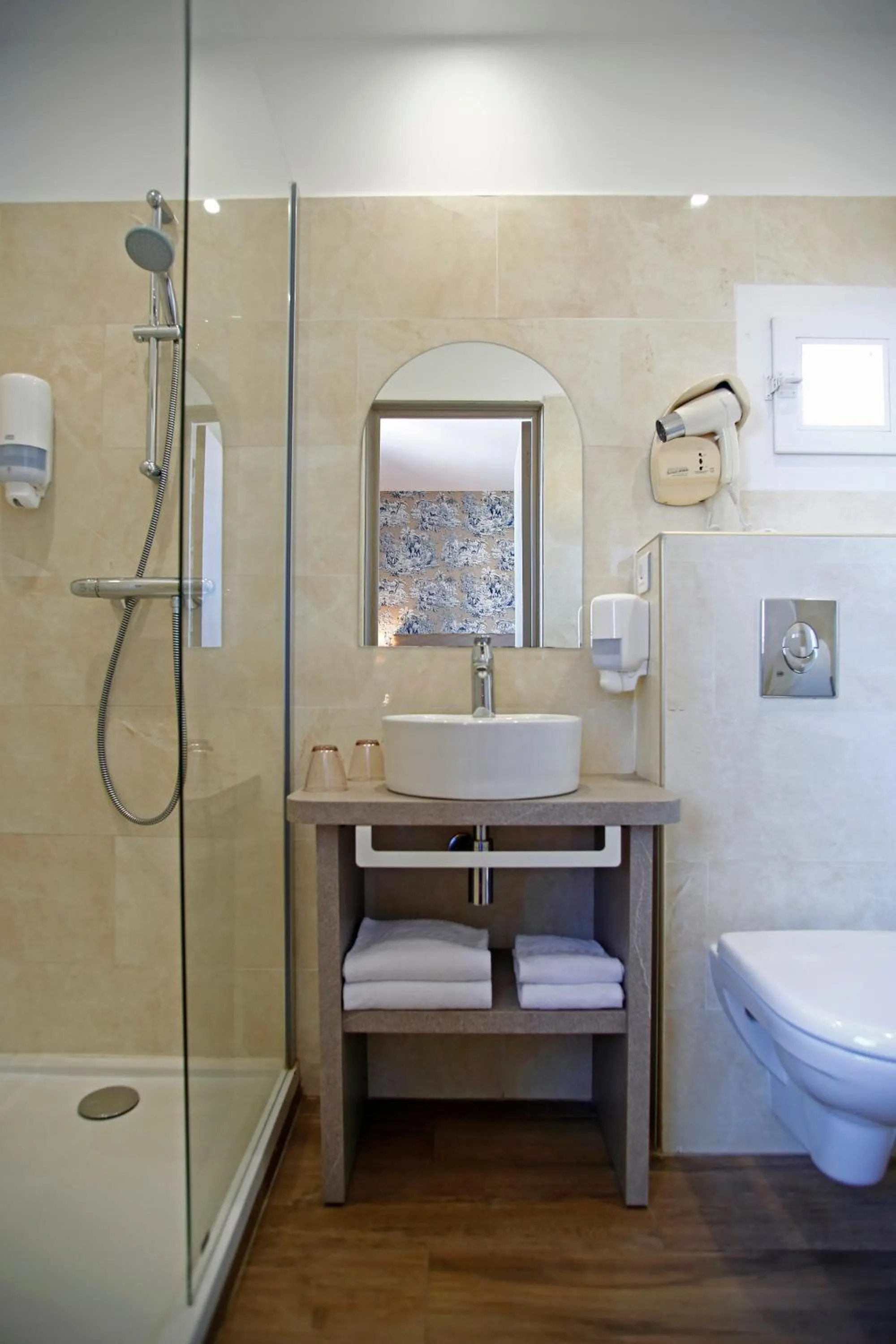 Shower in Hotel Restaurant Christophe Colomb