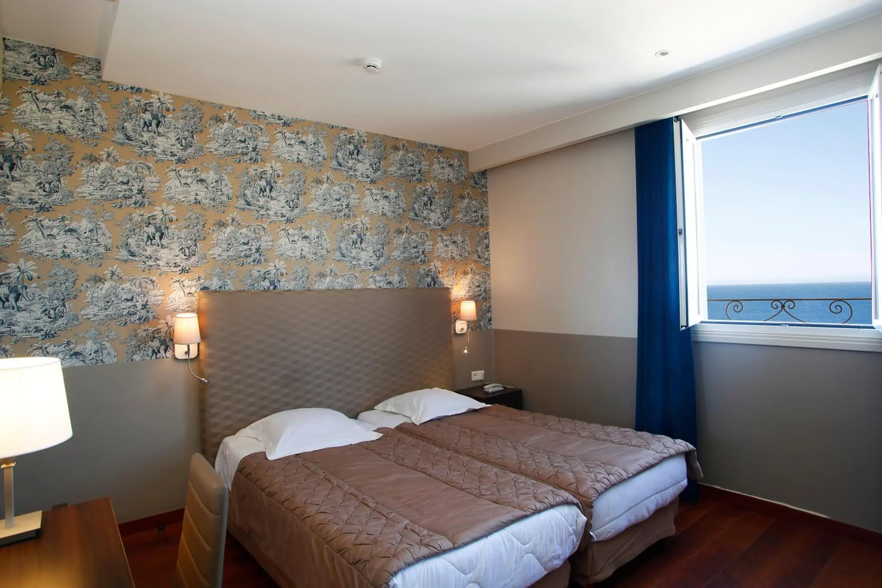 Twin Room with Sea View in Hotel Restaurant Christophe Colomb Twin Room with Sea View in Hotel Restaurant Christophe Colomb