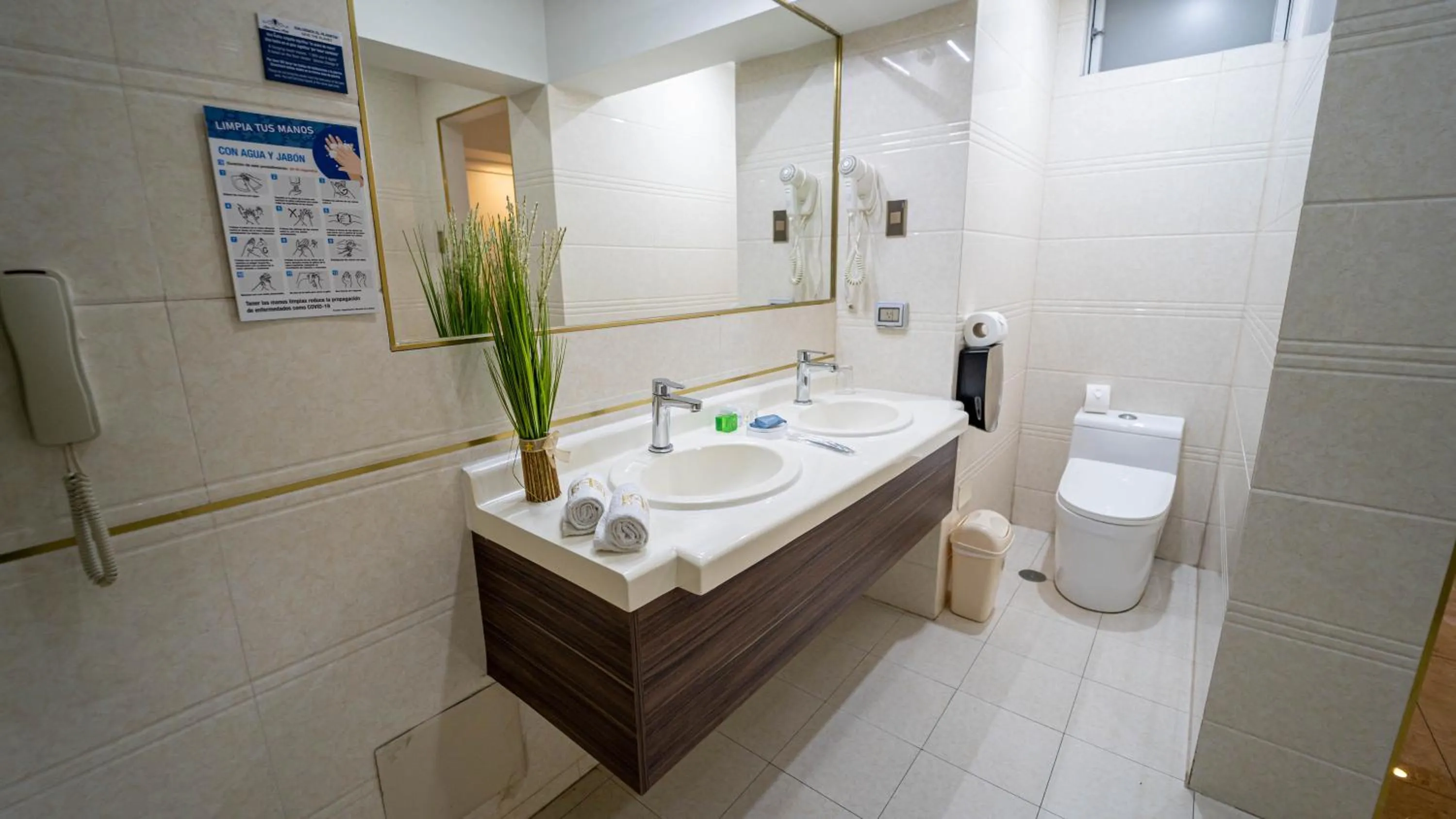 Bathroom in Gran Recreo Hotel - Trujillo - Perú