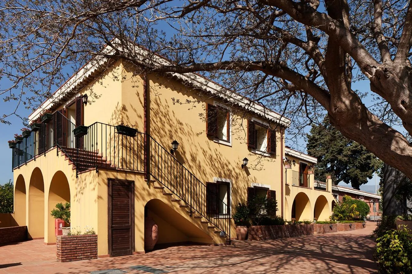 Property building in La Terra Del Mezzo