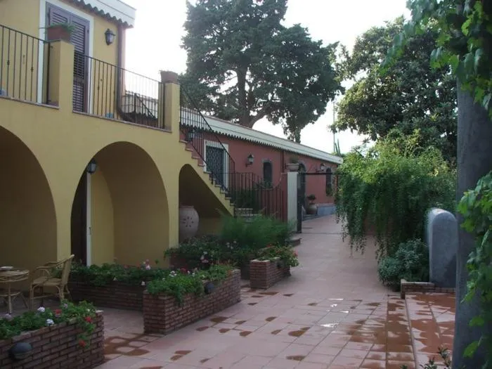 Facade/entrance in La Terra Del Mezzo