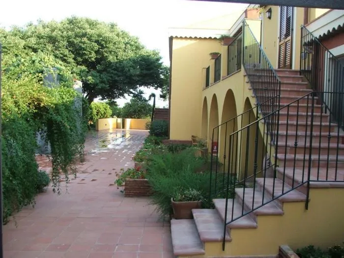 Facade/entrance in La Terra Del Mezzo